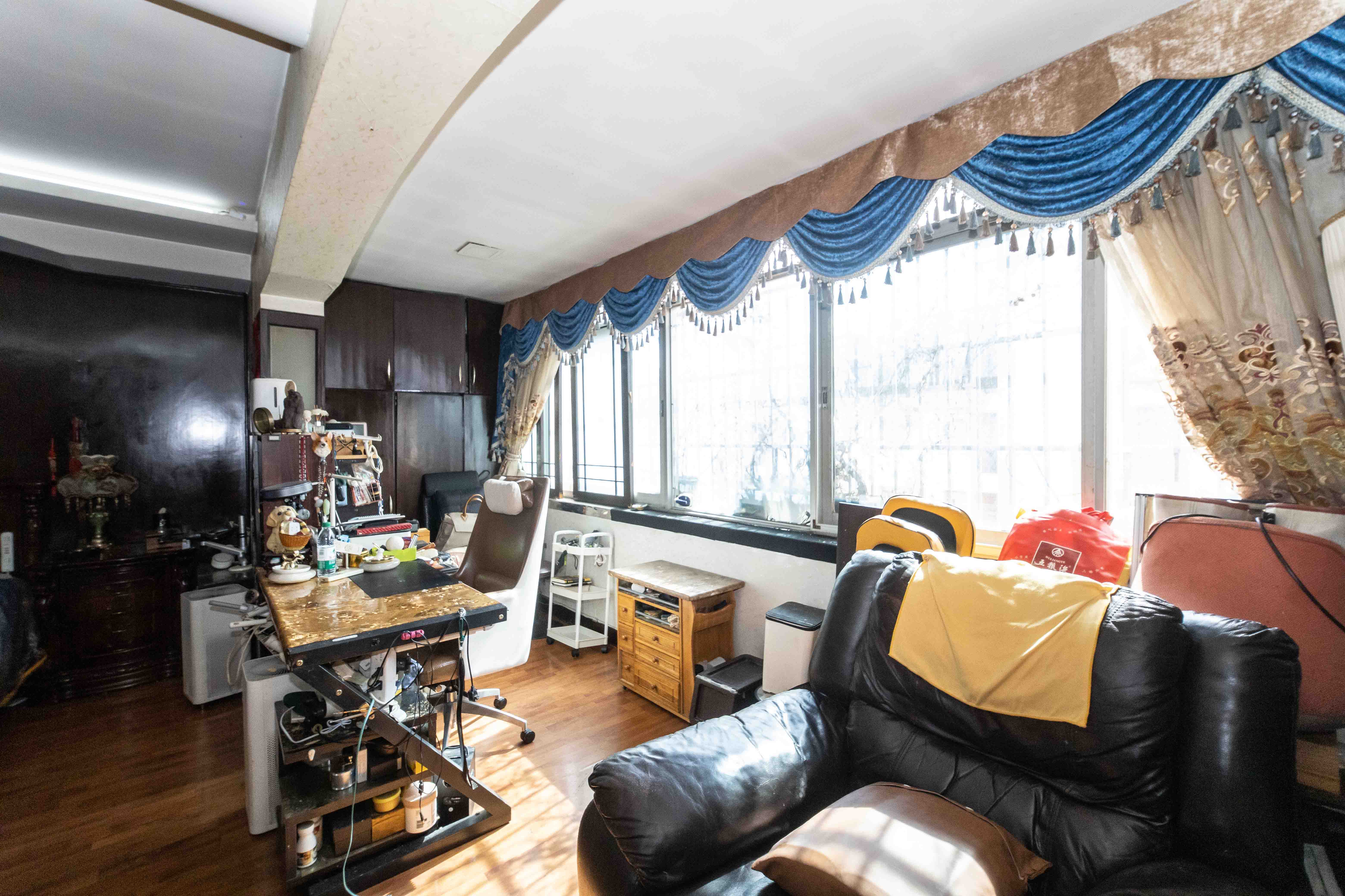 火星一片  4室2厅3卫    125.0万阳台