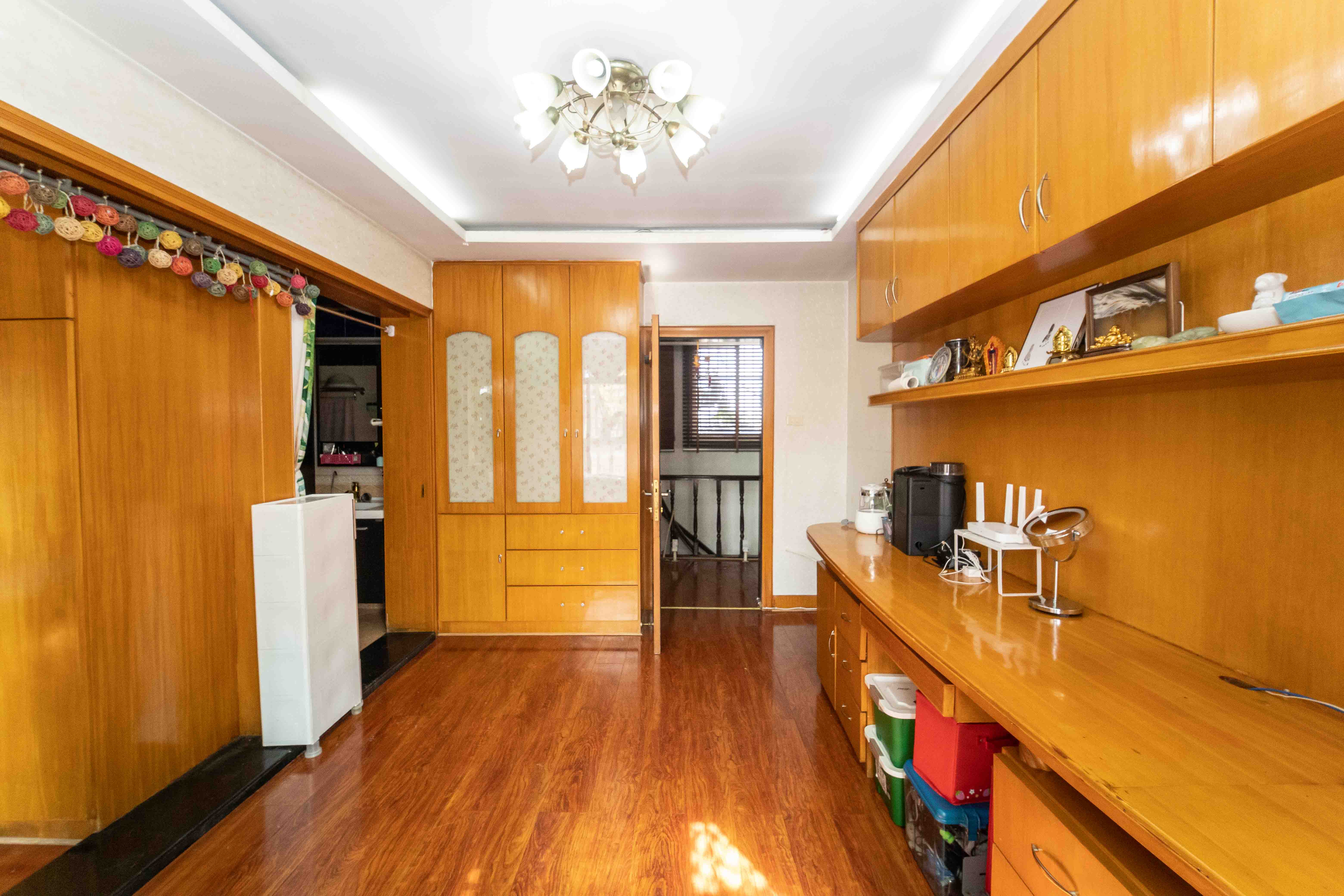 火星一片  4室2厅3卫    125.0万卧室