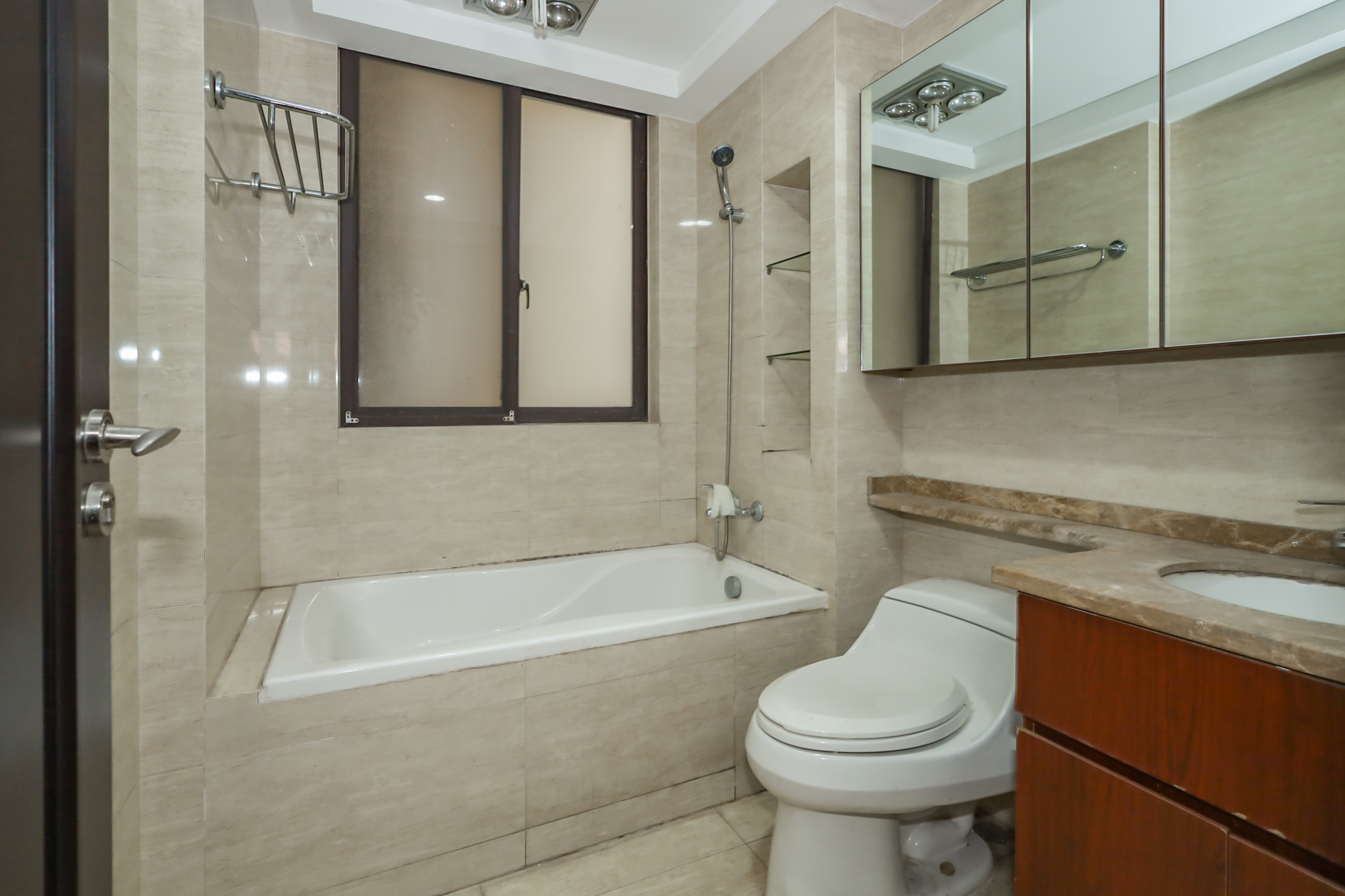 绿地中央广场  3室2厅2卫    145.0万 绿地中央广场  3室2厅2卫    145.0万卫生间