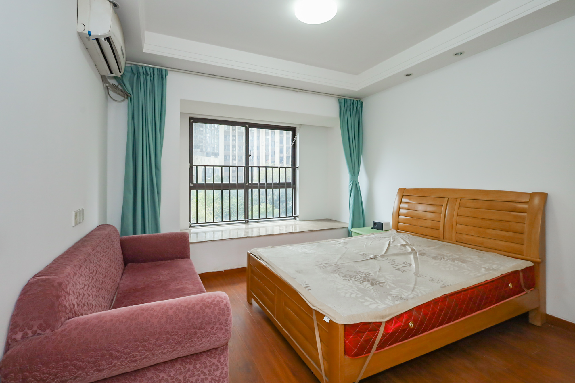 绿地中央广场  3室2厅2卫    145.0万 绿地中央广场  3室2厅2卫    145.0万卧室