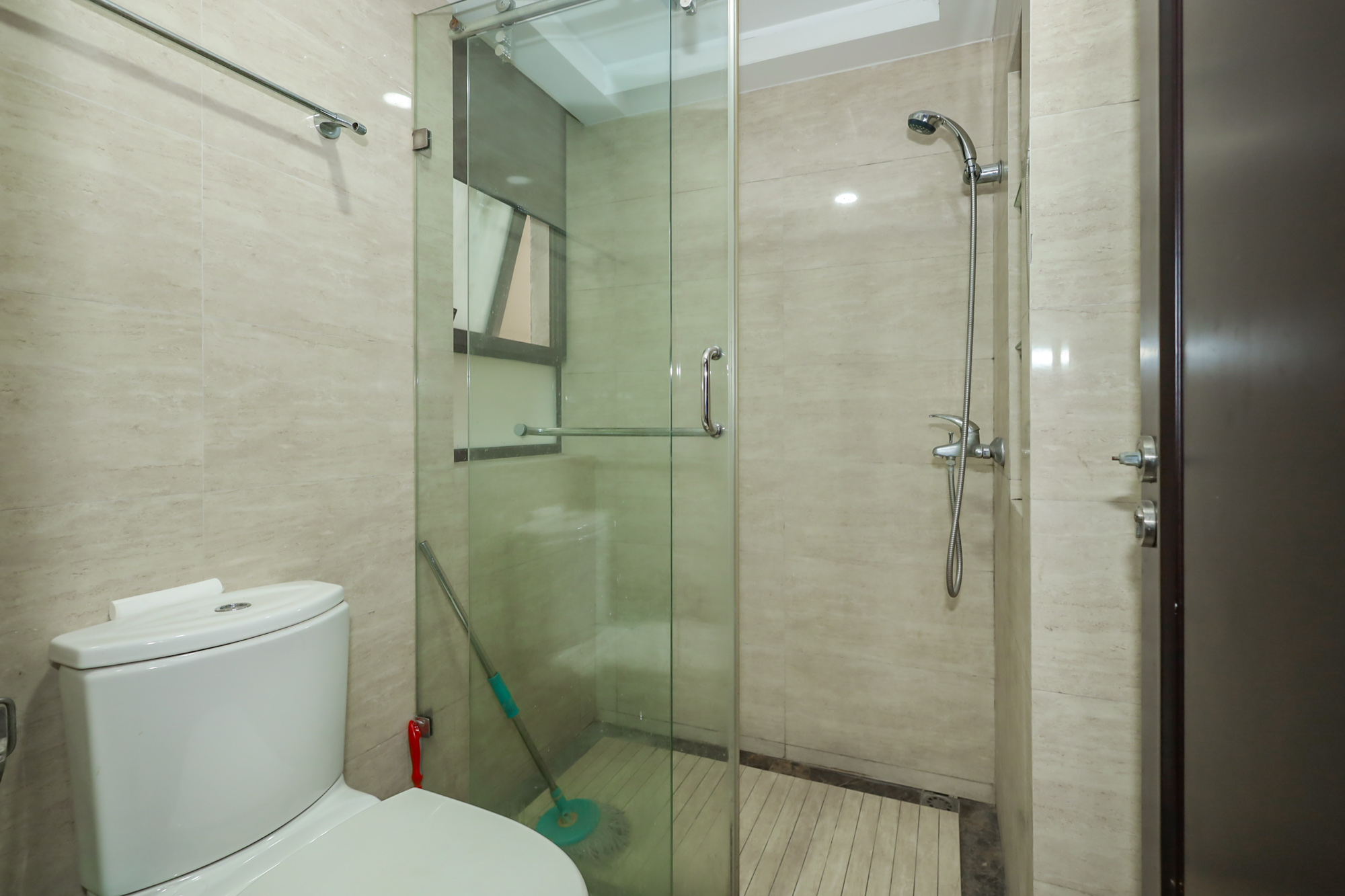 绿地中央广场  3室2厅2卫    158.0万卫生间