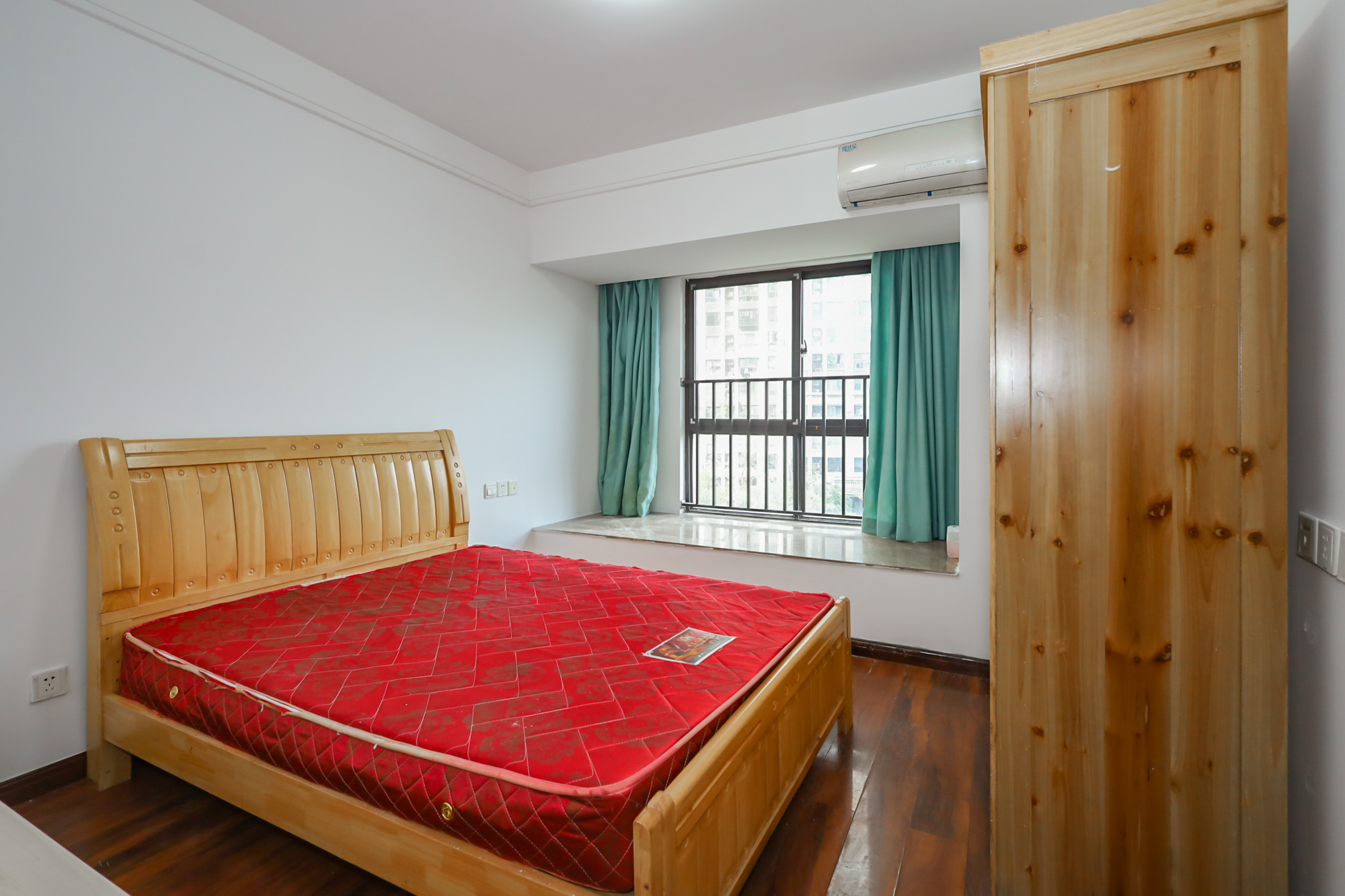 绿地中央广场  3室2厅2卫    145.0万 绿地中央广场  3室2厅2卫    145.0万卧室