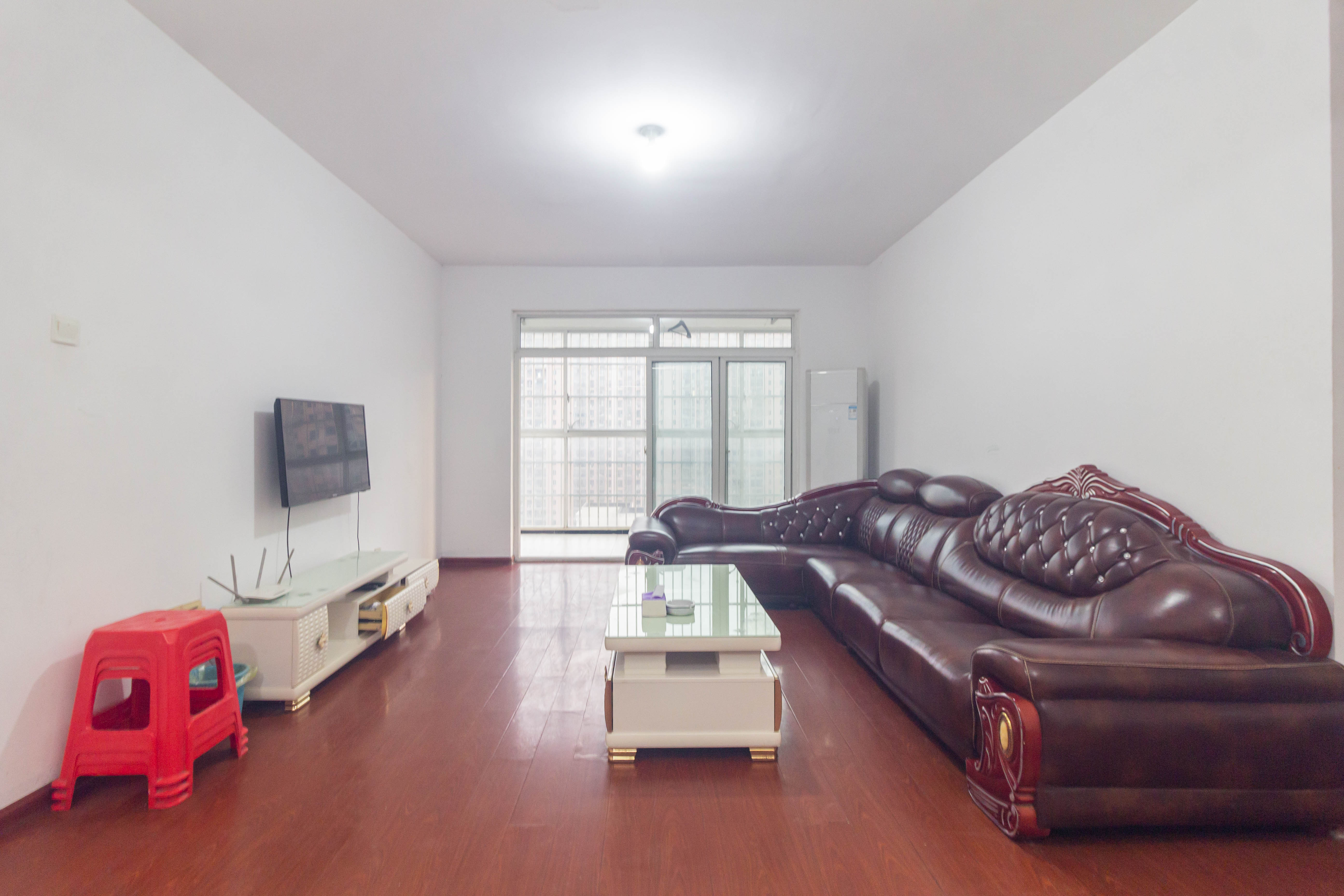 圣力华苑 1室3厅1卫 68.8万 圣力华苑 1室3厅1卫 68.8万客厅