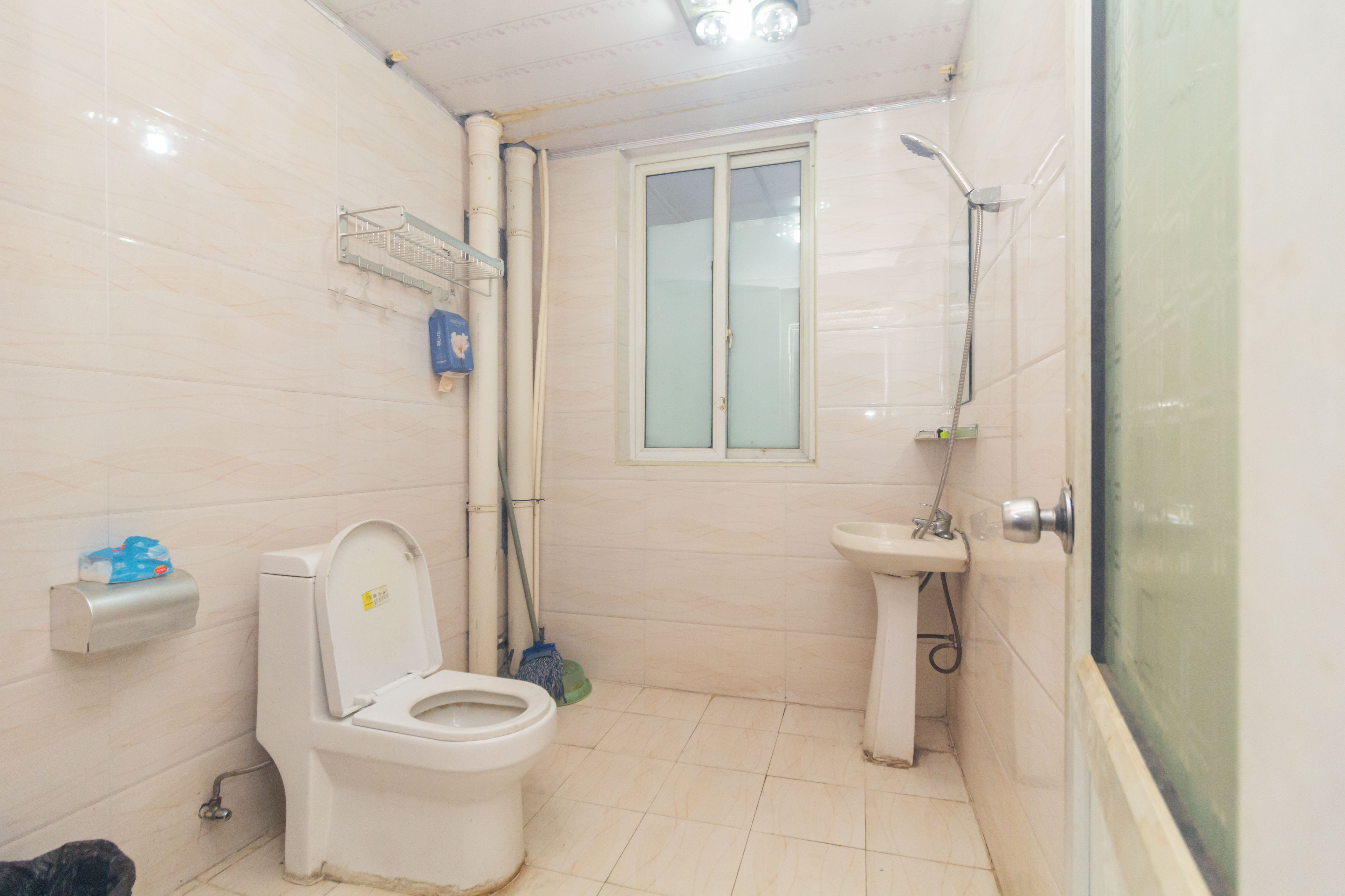 圣力华苑 1室3厅1卫 68.8万 圣力华苑 1室3厅1卫 68.8万卫生间