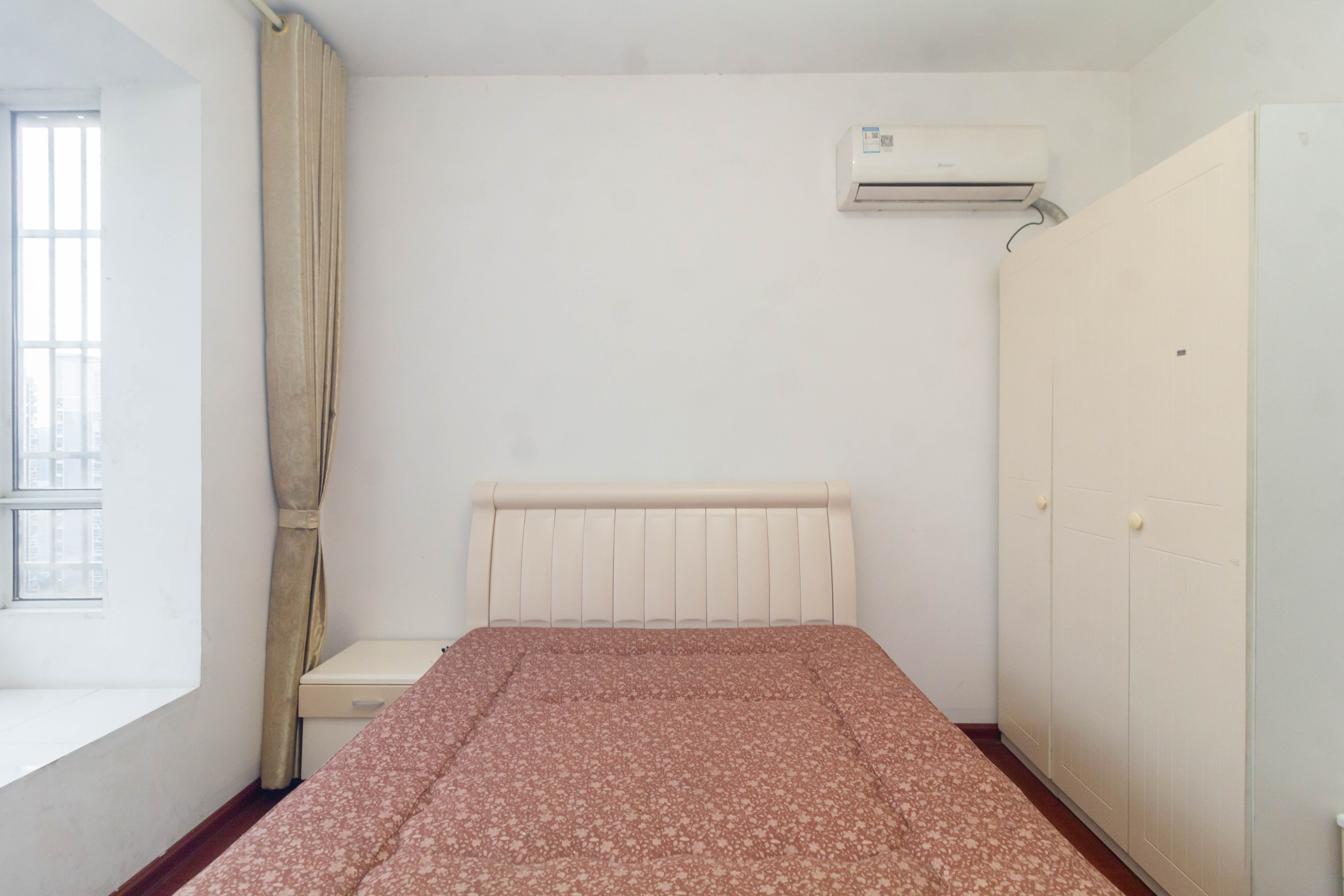 圣力华苑 1室3厅1卫 68.8万 圣力华苑 1室3厅1卫 68.8万卧室