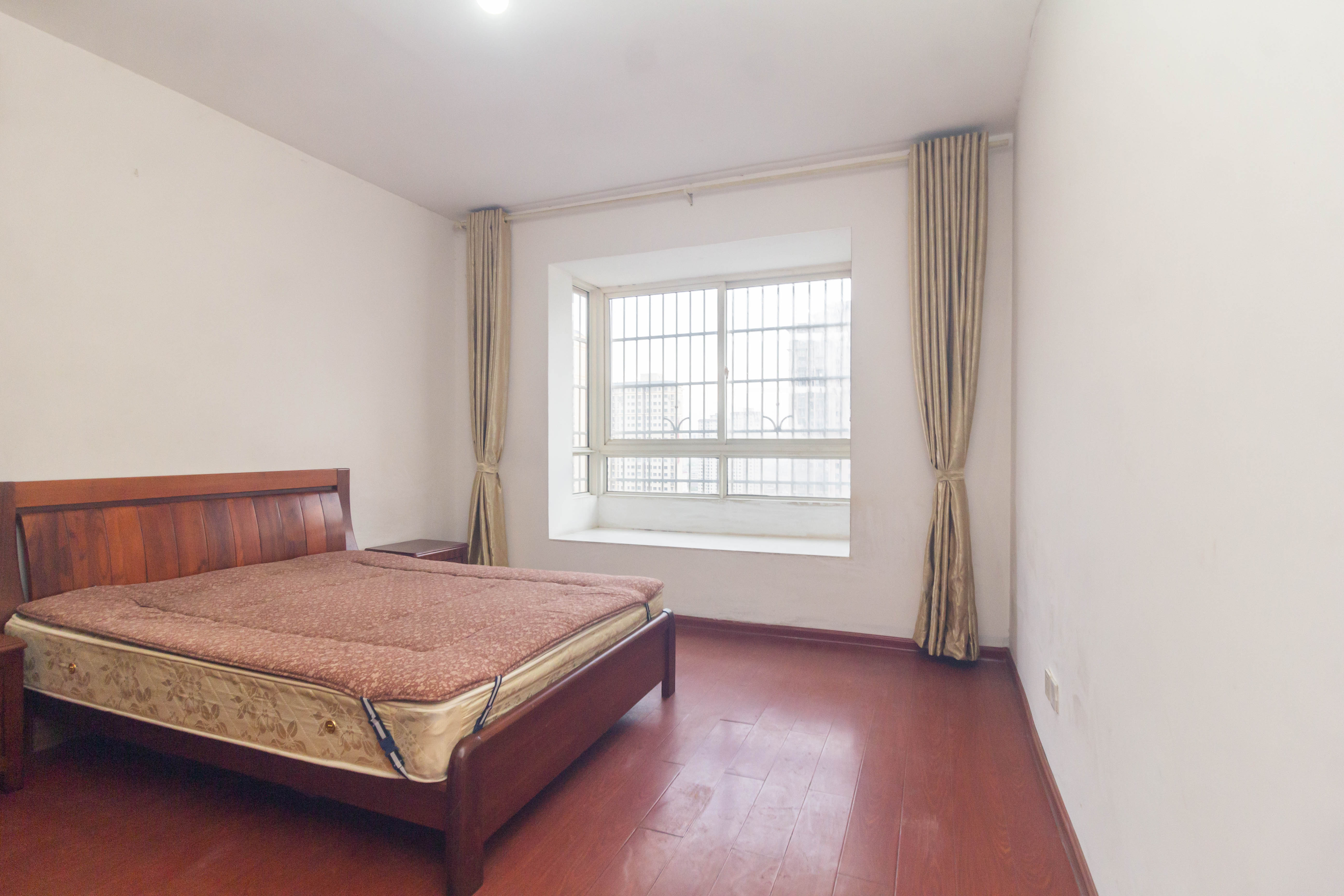 圣力华苑 1室3厅1卫 68.8万 圣力华苑 1室3厅1卫 68.8万卧室