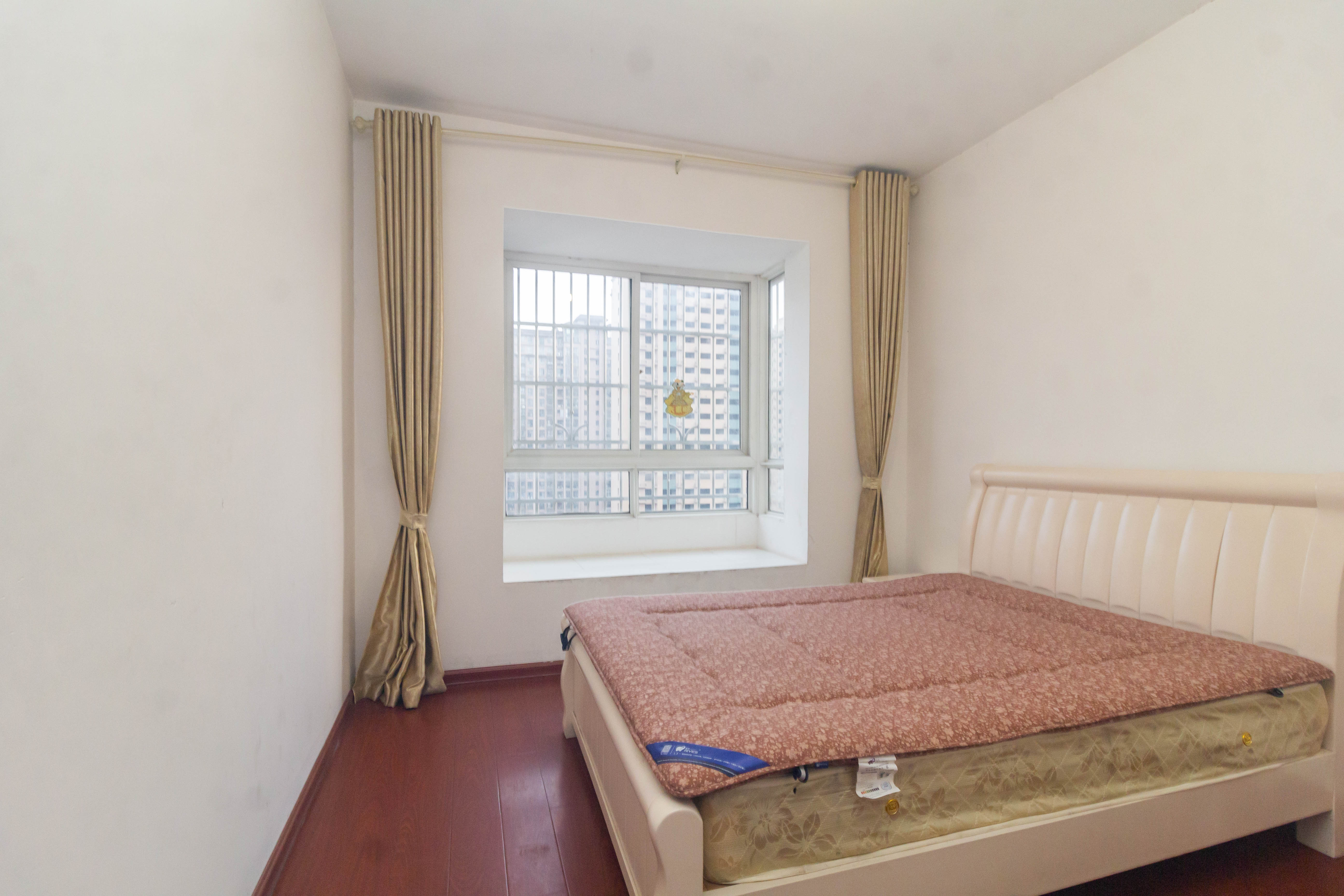 圣力华苑 1室3厅1卫 68.8万 圣力华苑 1室3厅1卫 68.8万卧室