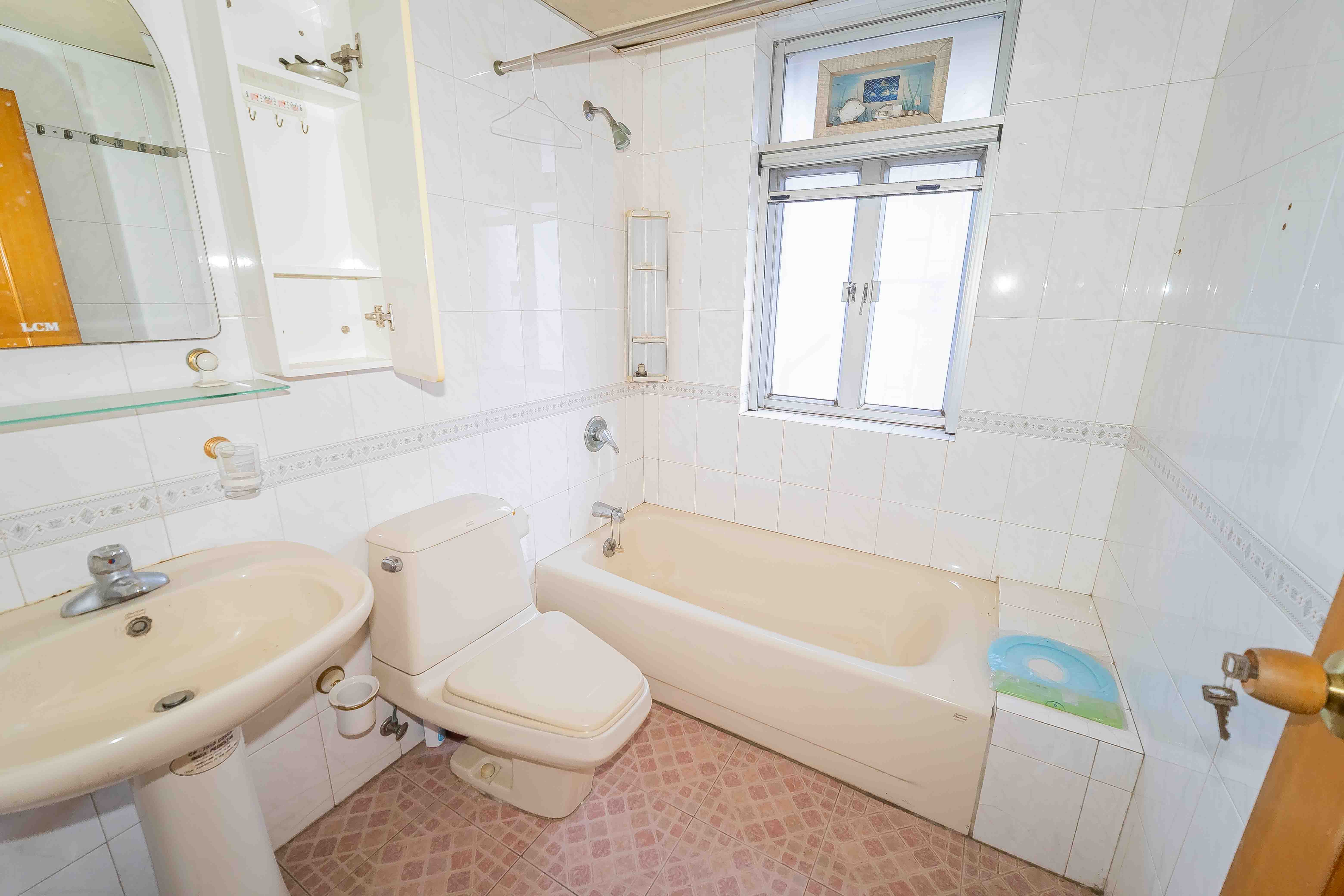 鸿园小区 3室2厅2卫 108.0万 鸿园小区 3室2厅2卫 108.0万卫生间