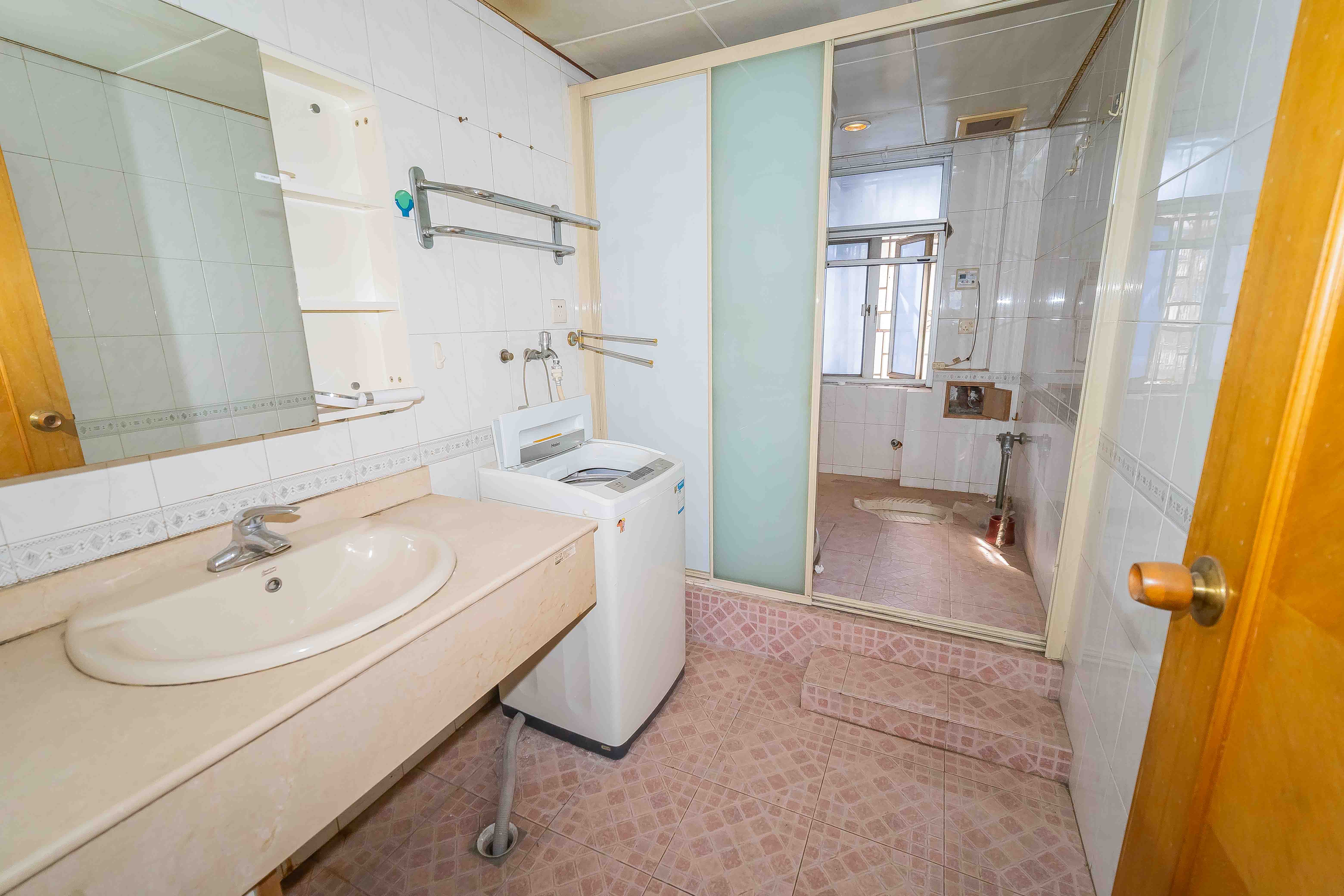 鸿园小区 3室2厅2卫 108.0万 鸿园小区 3室2厅2卫 108.0万卫生间