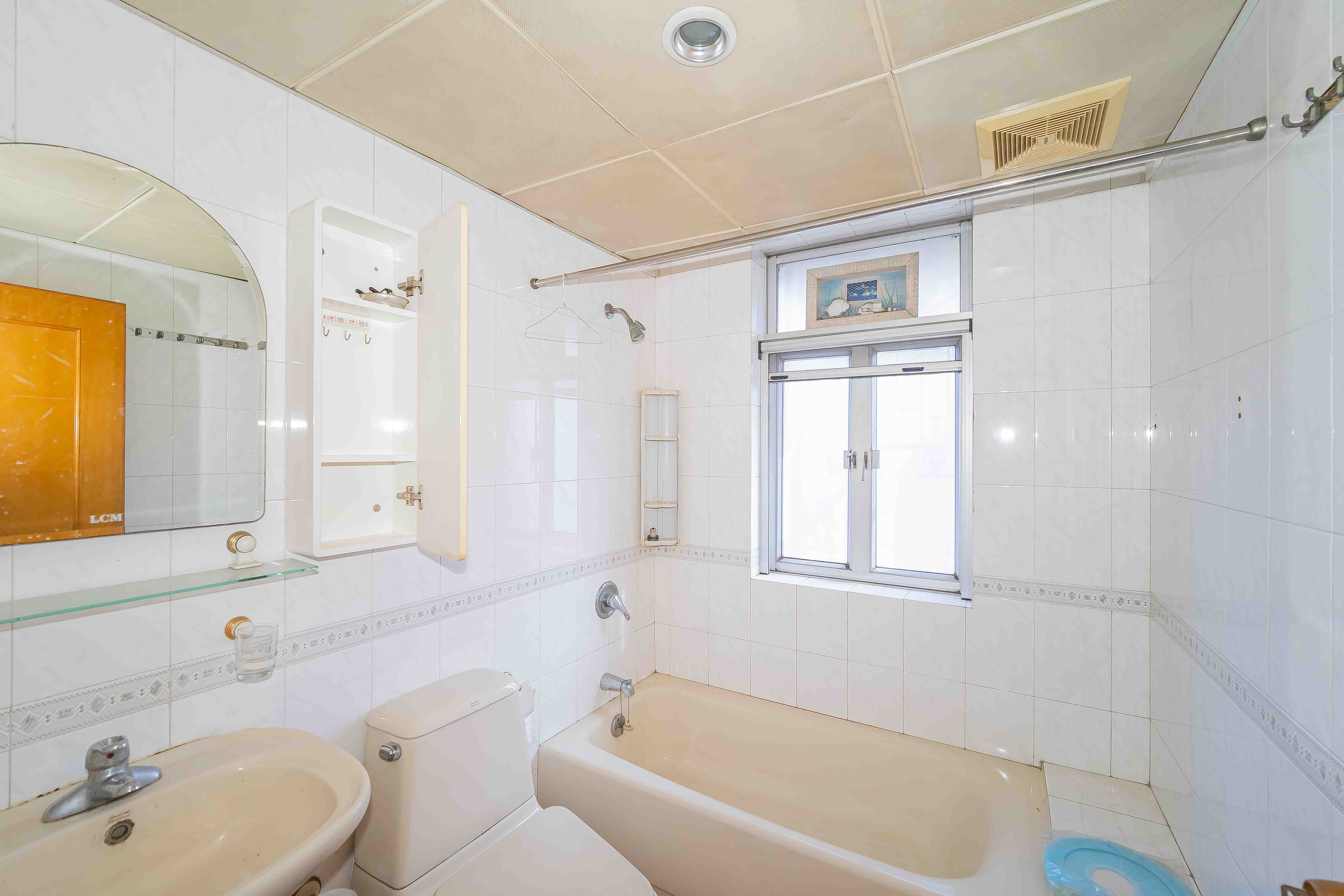 鸿园小区 3室2厅2卫 108.0万 鸿园小区 3室2厅2卫 108.0万卫生间