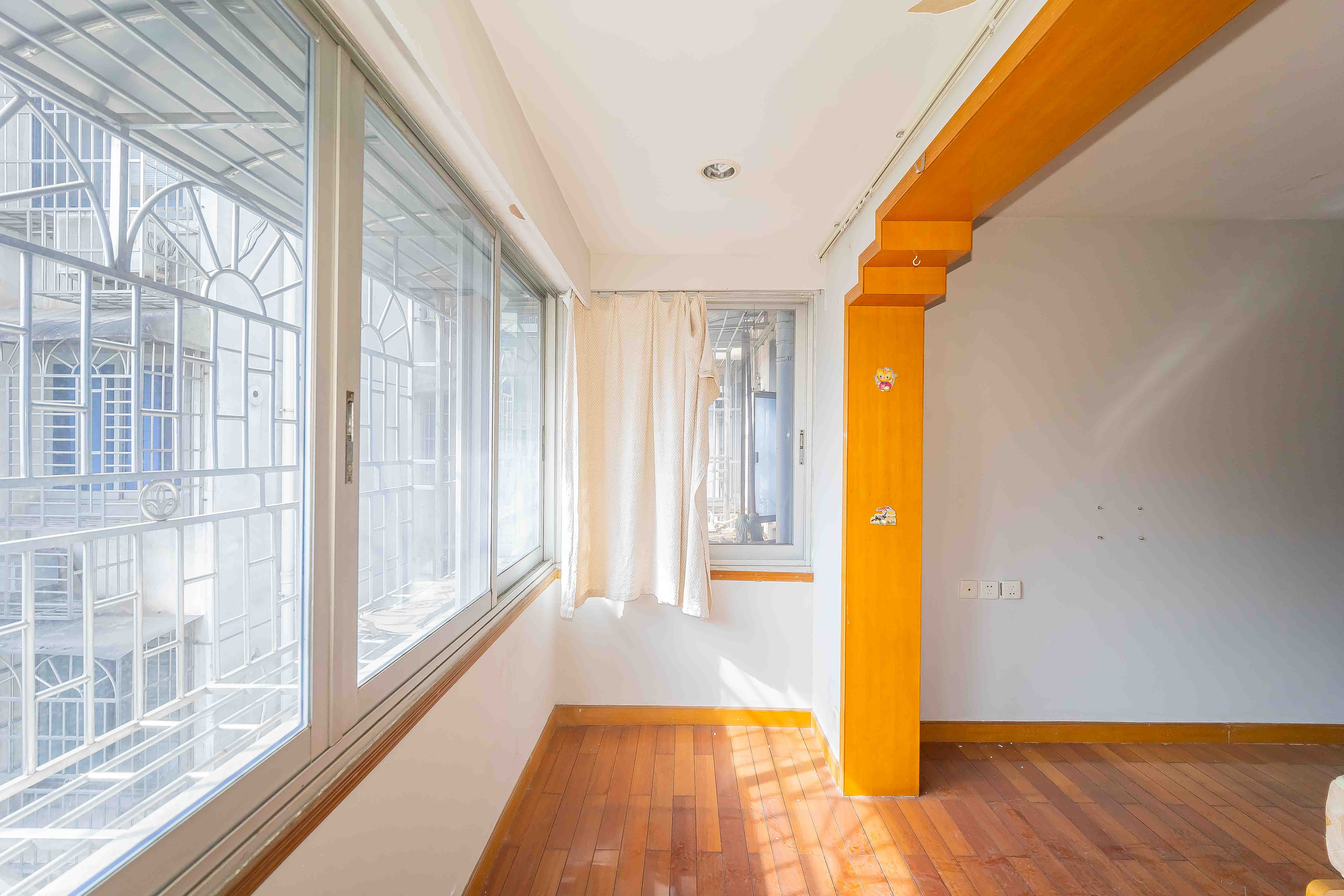 鸿园小区 3室2厅2卫 108.0万 鸿园小区 3室2厅2卫 108.0万阳台