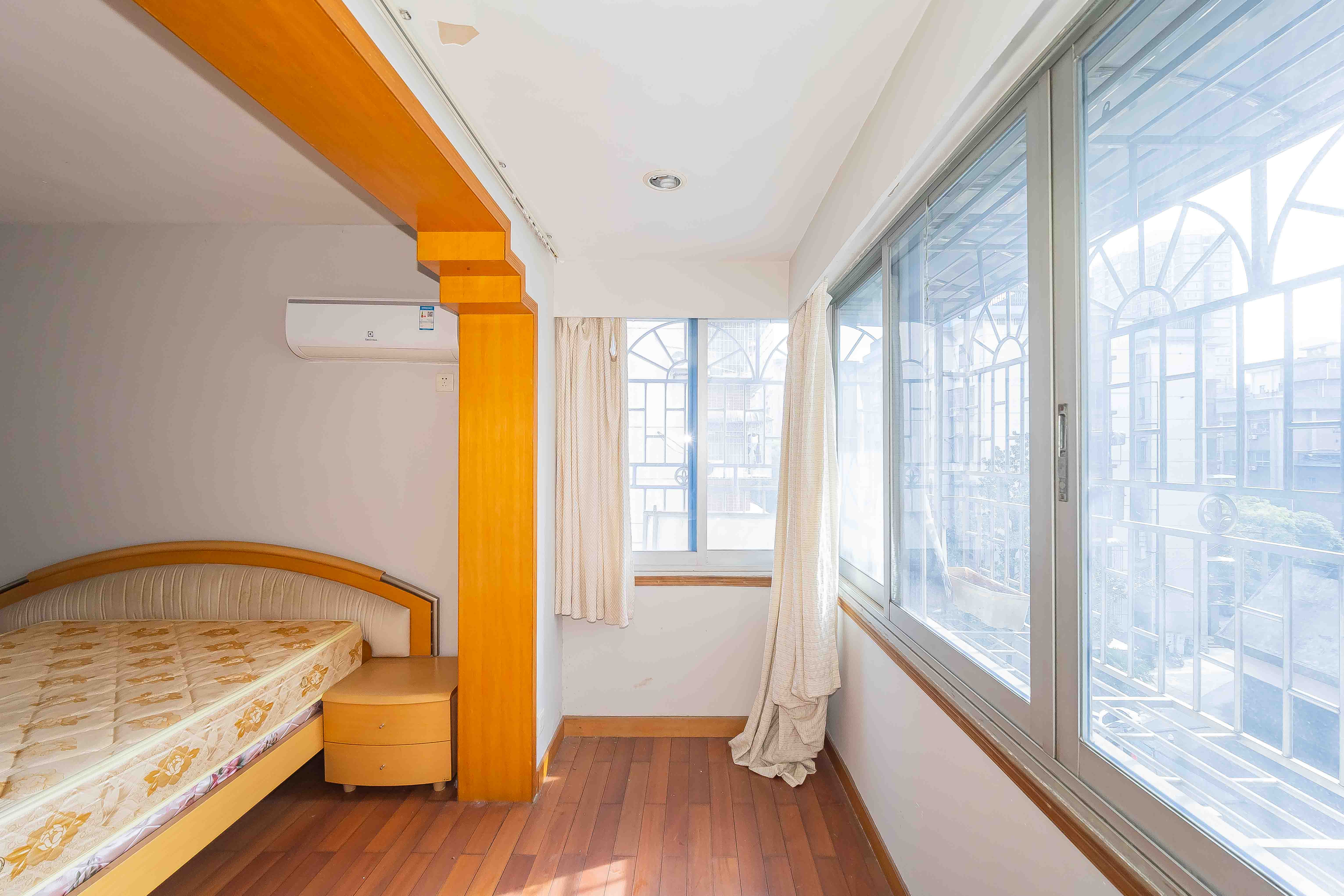 鸿园小区 3室2厅2卫 108.0万 鸿园小区 3室2厅2卫 108.0万阳台