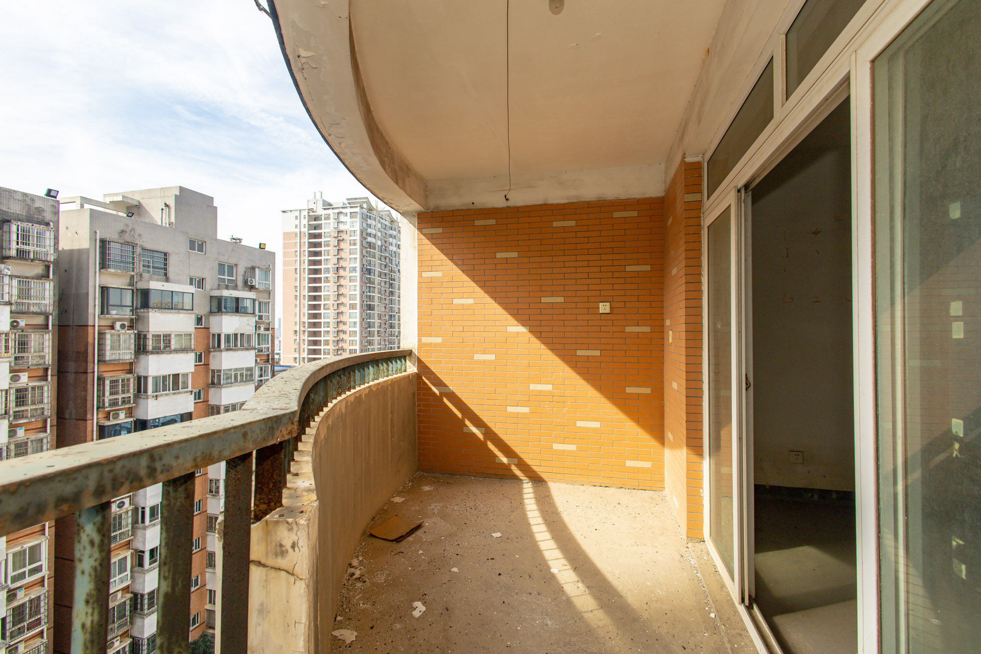 晶华美地  3室2厅2卫    69.8万 晶华美地  3室2厅2卫    69.8万阳台