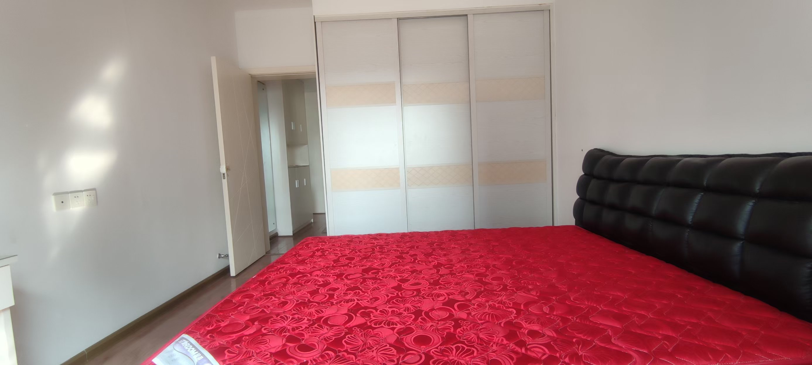 钱隆学府一、二期 2室2厅1卫 2400.0元/月 钱隆学府一、二期 2室2厅1卫 2400.0元/月室内图