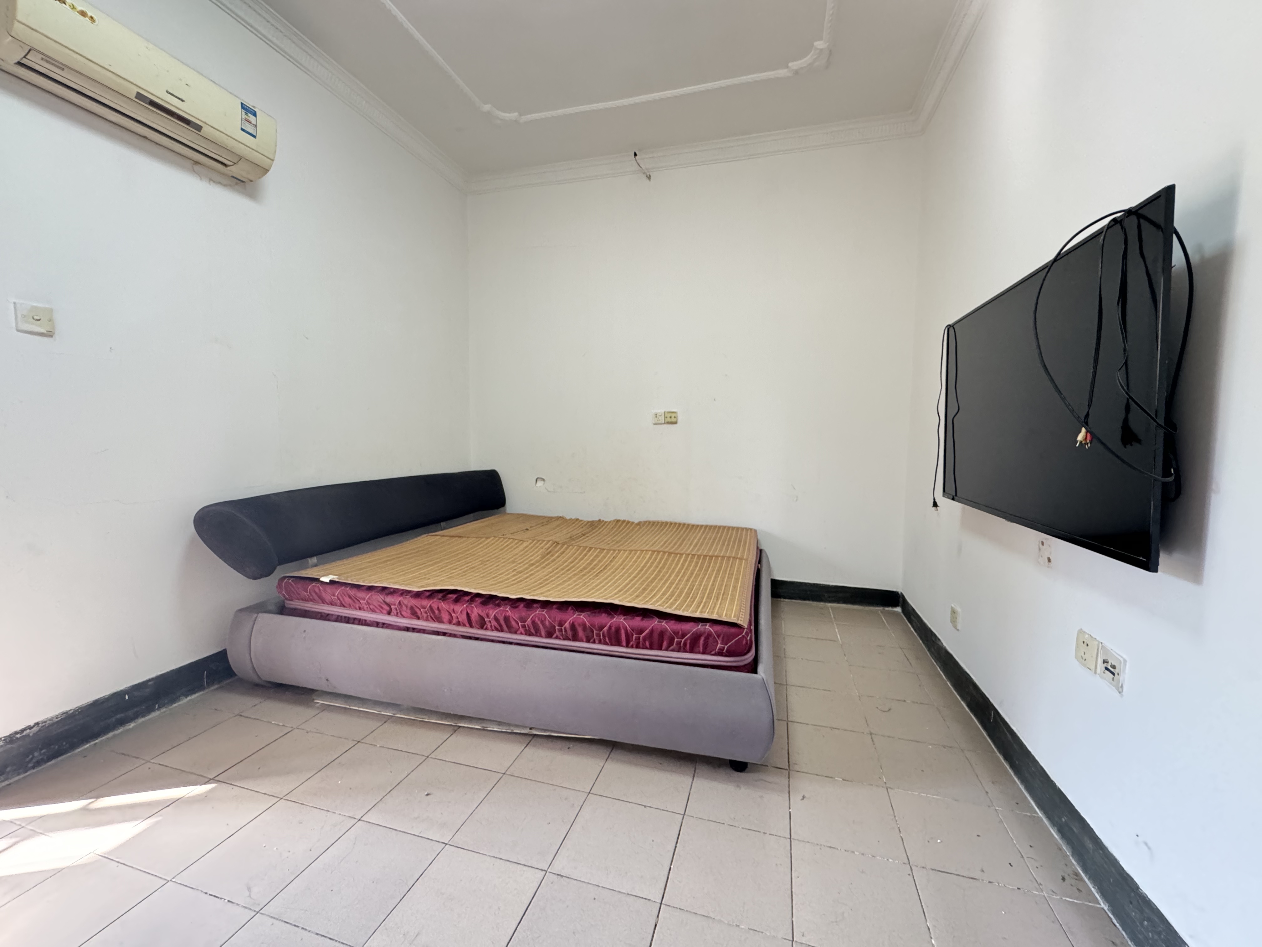 人民新村  1室0厅0卫    1100.0元/月 人民新村  1室0厅0卫    1100.0元/月