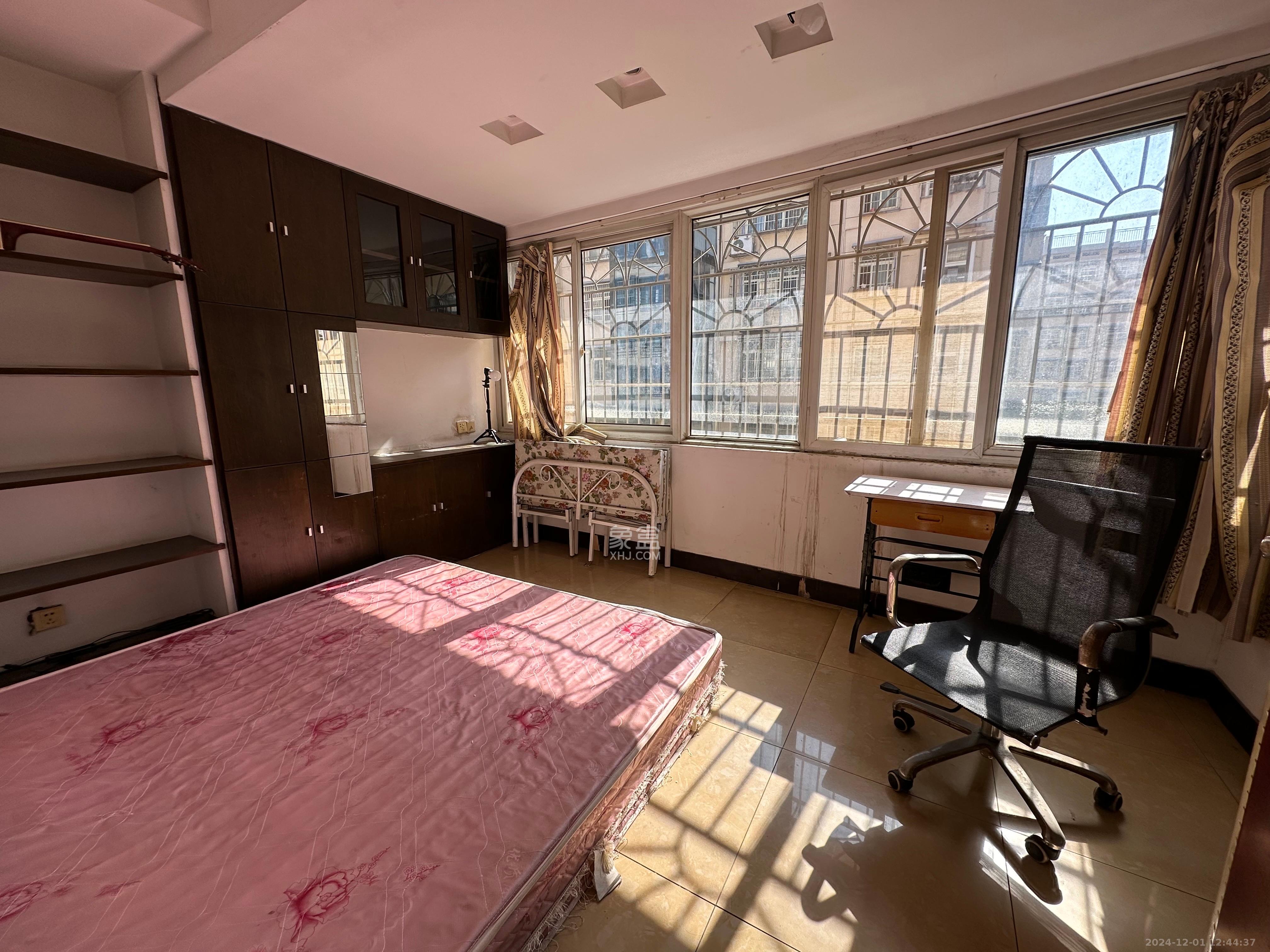 四方小区 3室2厅1卫 1600.0元/月 四方小区 3室2厅1卫 1600.0元/月室内图