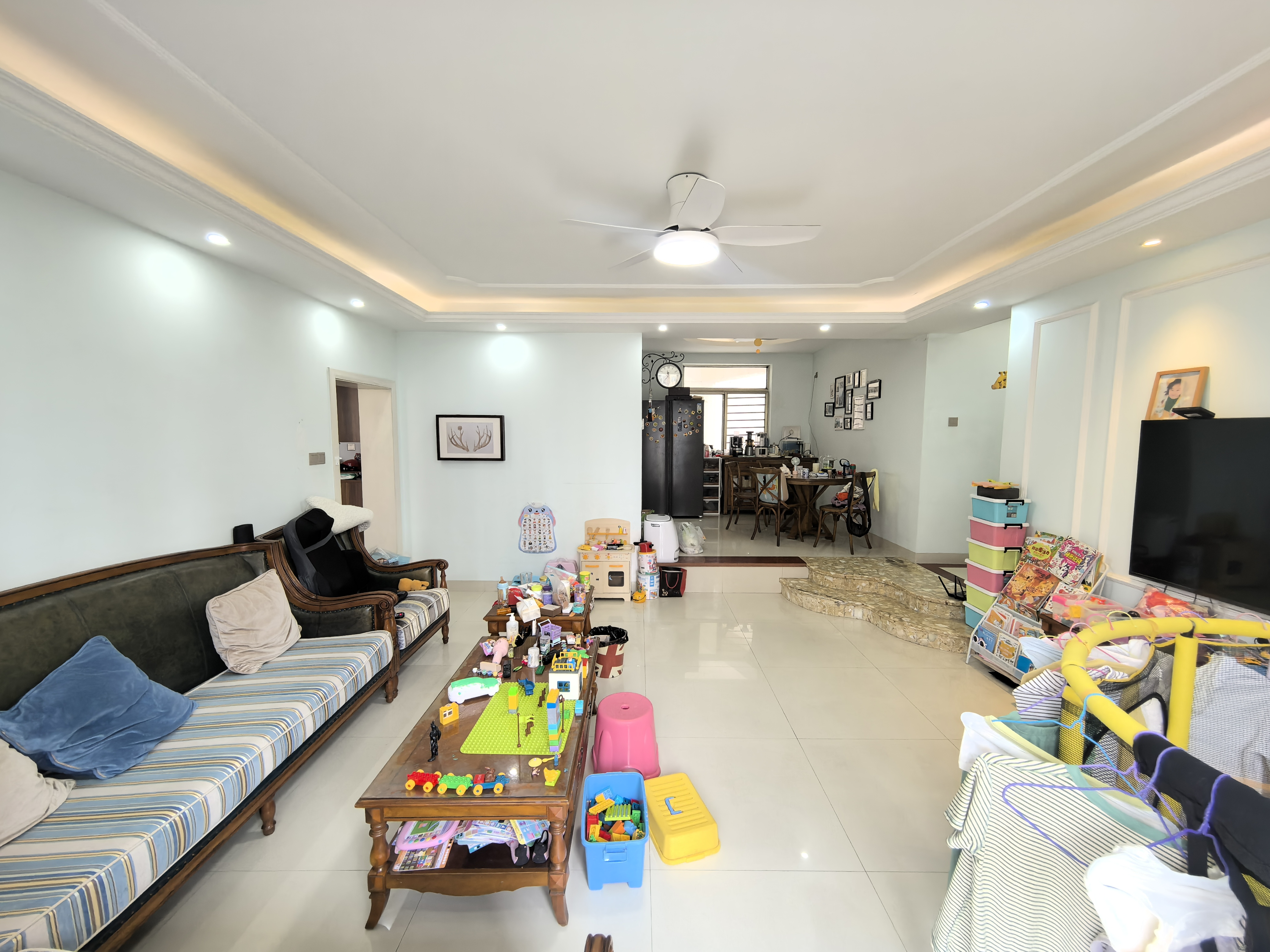 泉海好家园 3室2厅2卫 180.0万 泉海好家园 3室2厅2卫 180.0万客厅