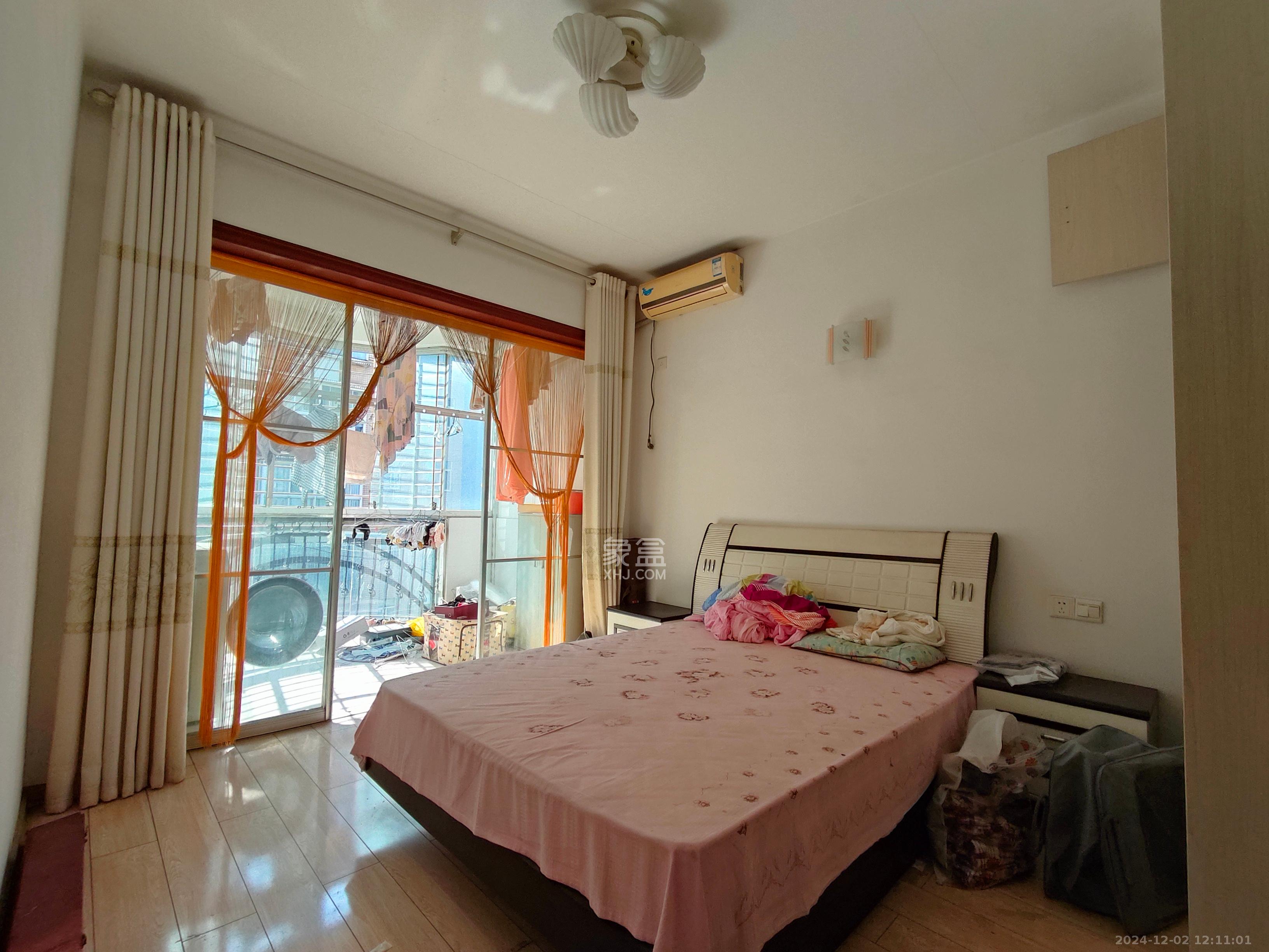 金侨世纪苑 4室2厅2卫 48.0万 金侨世纪苑 4室2厅2卫 48.0万客厅