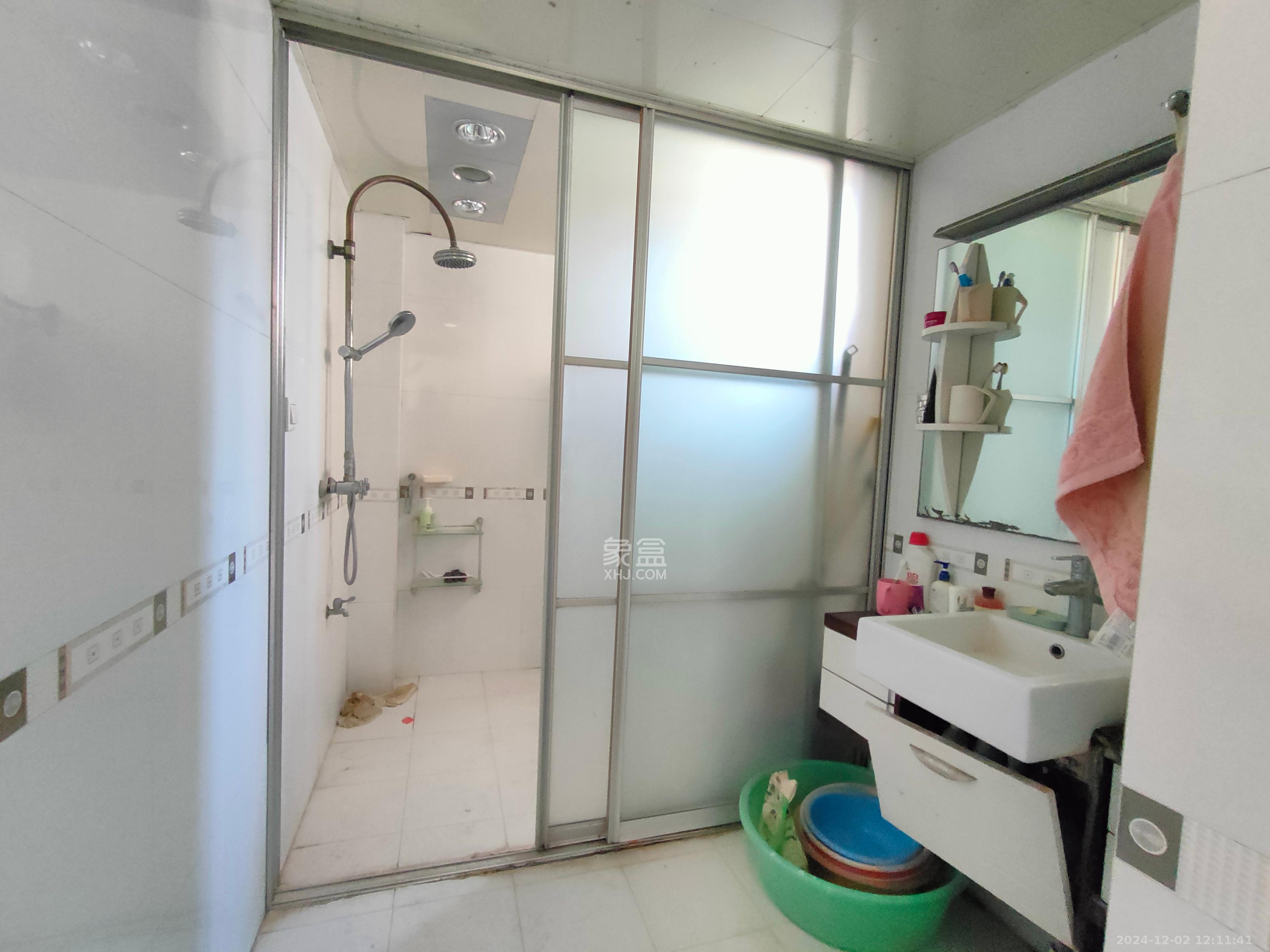 金侨世纪苑 4室2厅2卫 48.0万 金侨世纪苑 4室2厅2卫 48.0万客厅