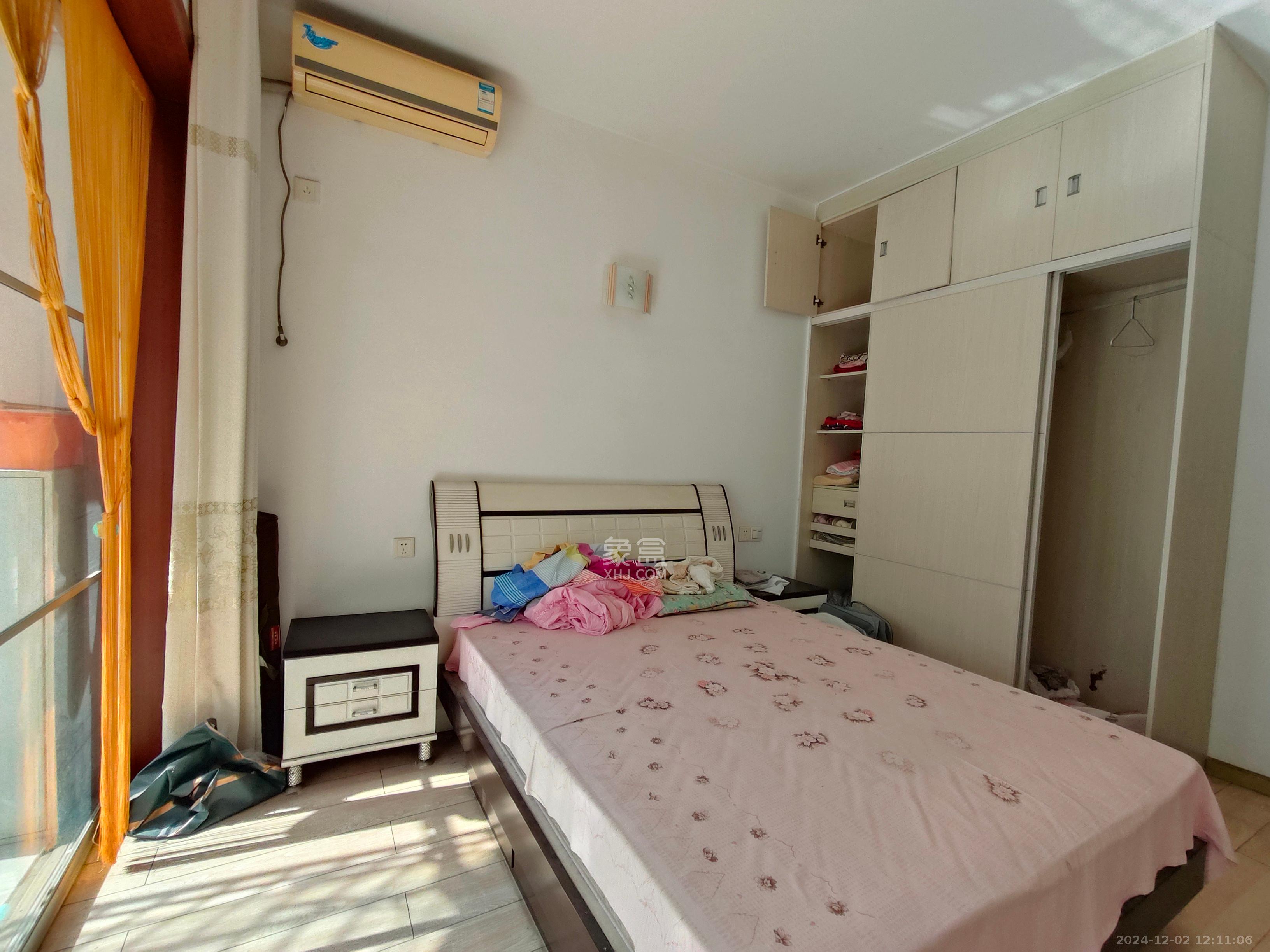 金侨世纪苑 4室2厅2卫 48.0万 金侨世纪苑 4室2厅2卫 48.0万客厅