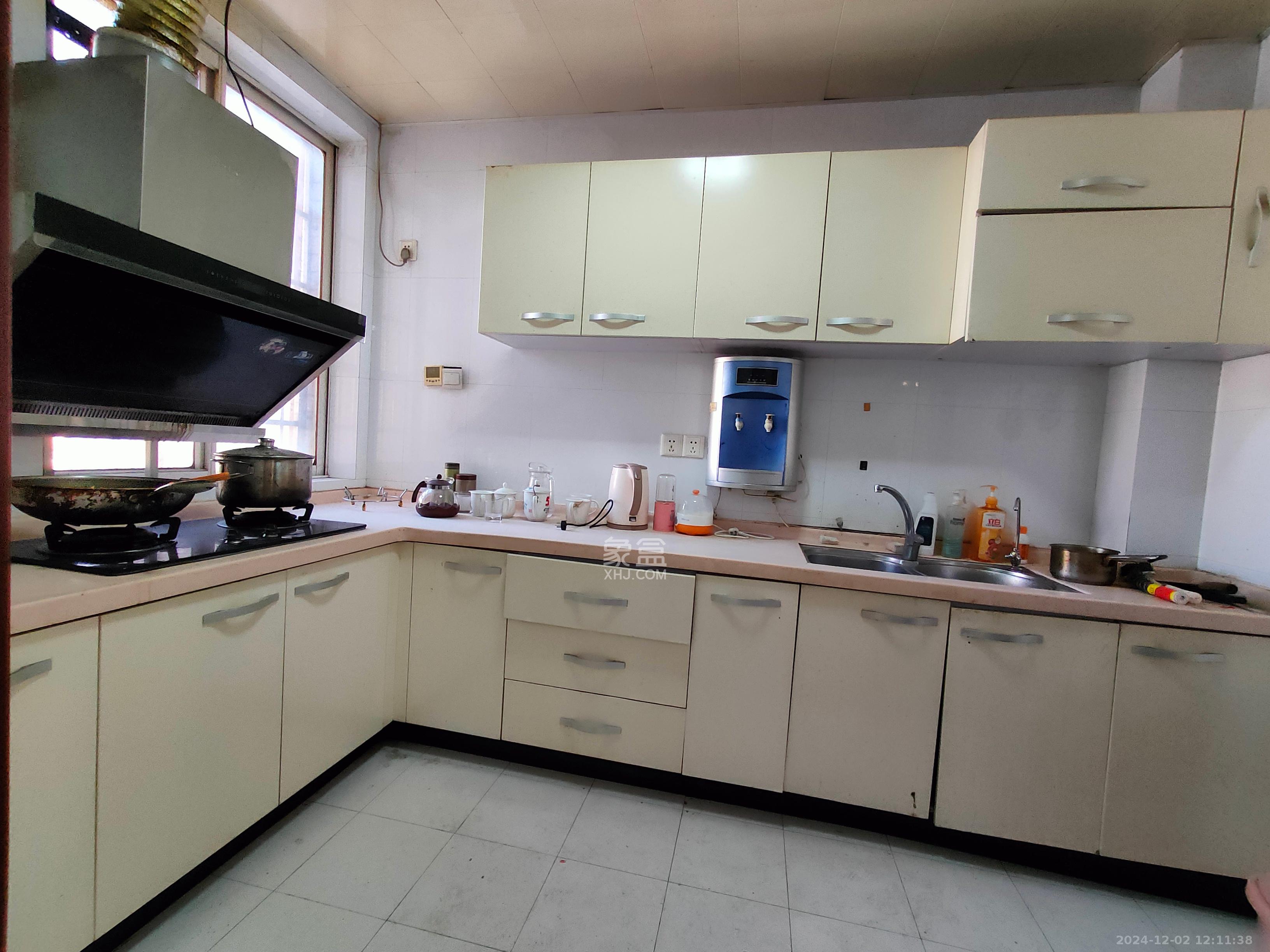 金侨世纪苑 4室2厅2卫 48.0万 金侨世纪苑 4室2厅2卫 48.0万客厅