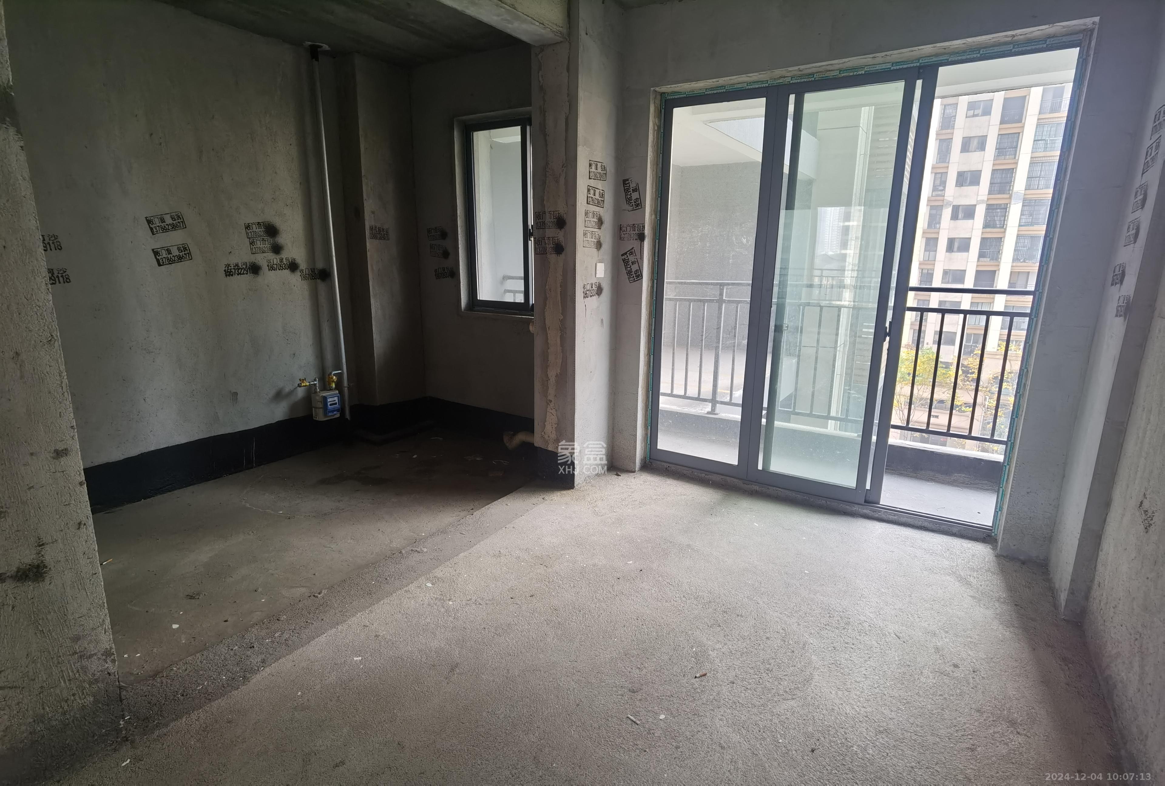 九华新城  4室2厅2卫   53.80万 九华新城  4室2厅2卫   53.80万客厅