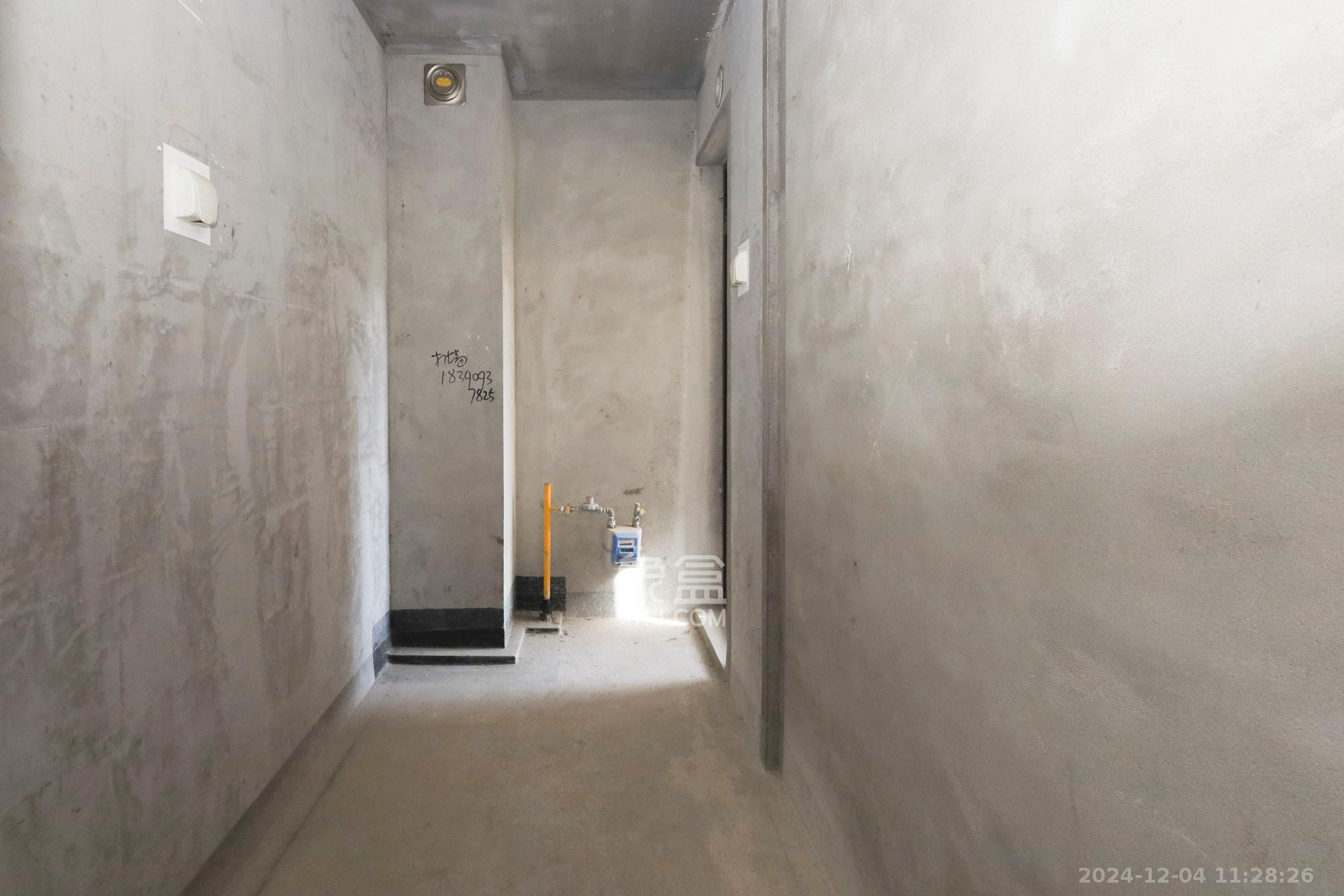 山语城三期 4室2厅2卫 1500.0元/月 山语城三期 4室2厅2卫 1500.0元/月室内图