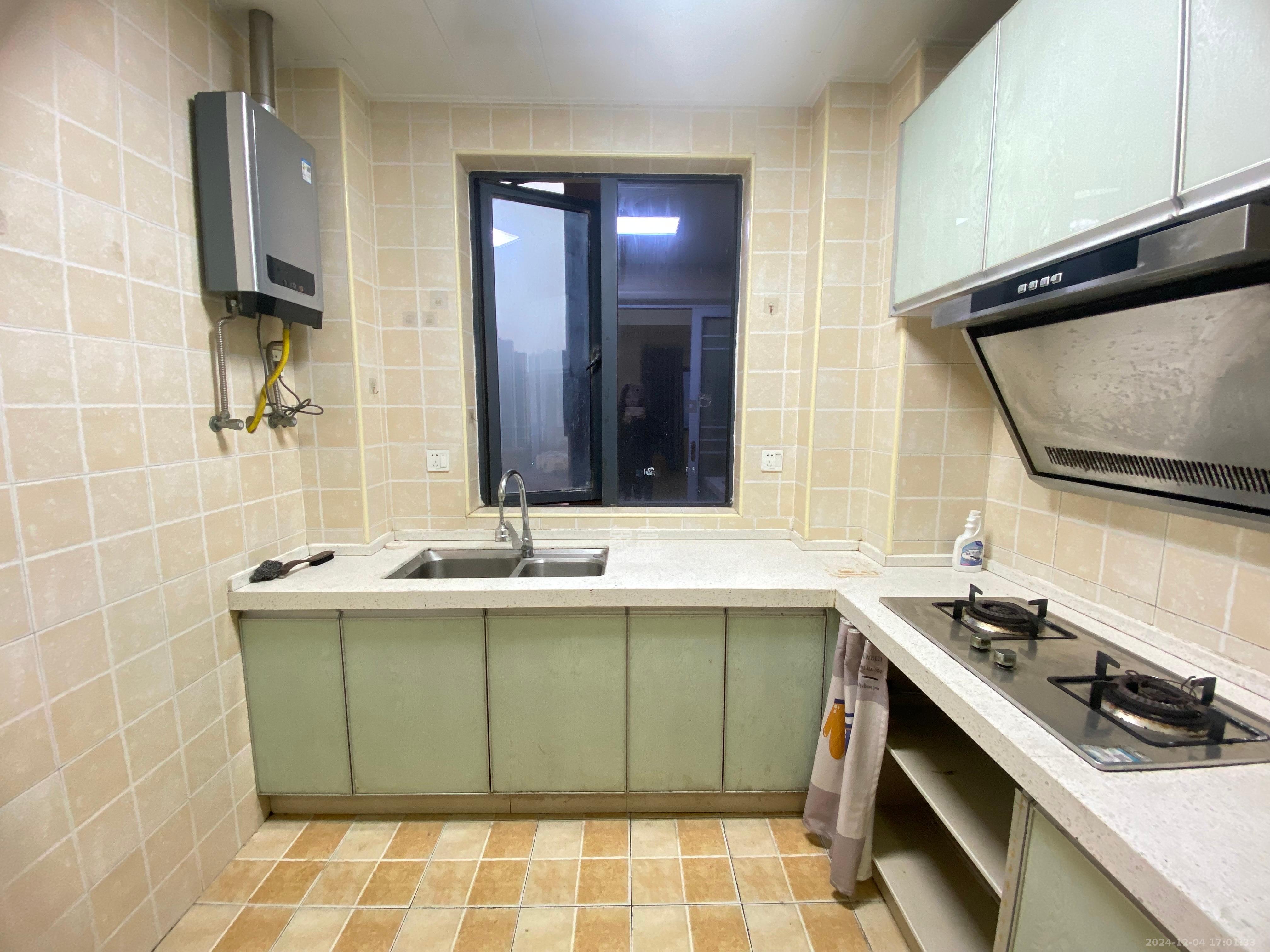 润芳园 3室2厅2卫 2300.0元/月 润芳园 3室2厅2卫 2300.0元/月室内图