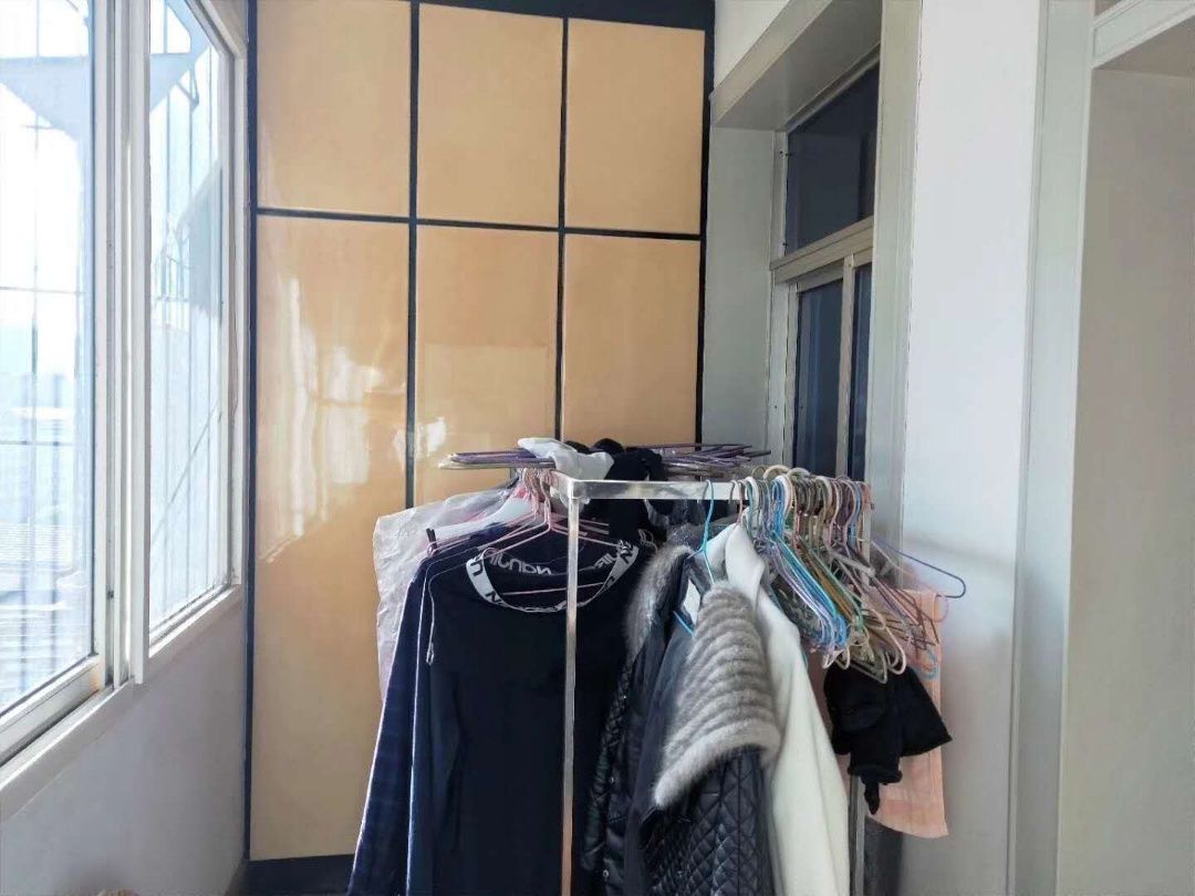 八一橡胶总厂生活区（东贸街）  3室2厅1卫    52.0万客厅