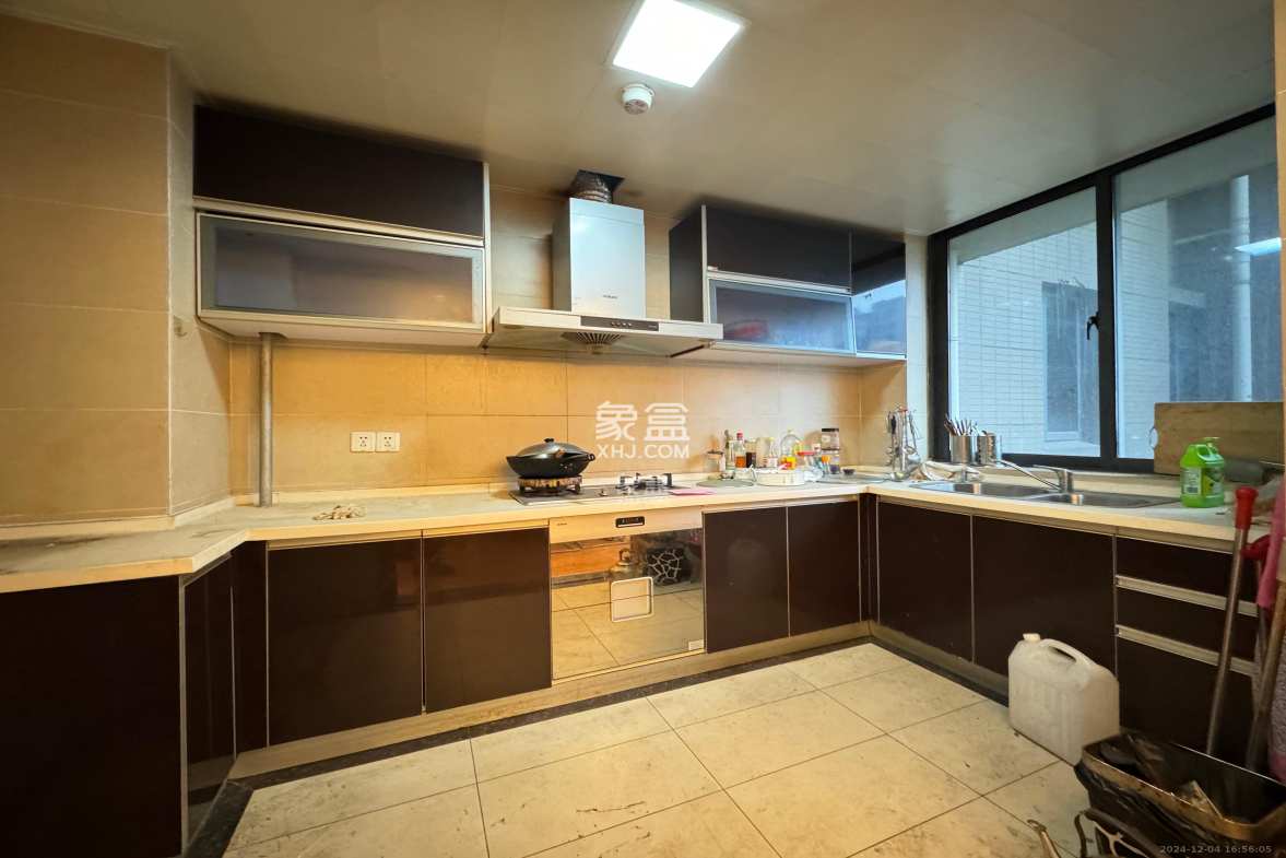 藏珑湖上国际花园 4室2厅2卫 4200.0元/月 藏珑湖上国际花园 4室2厅2卫 4200.0元/月室内图