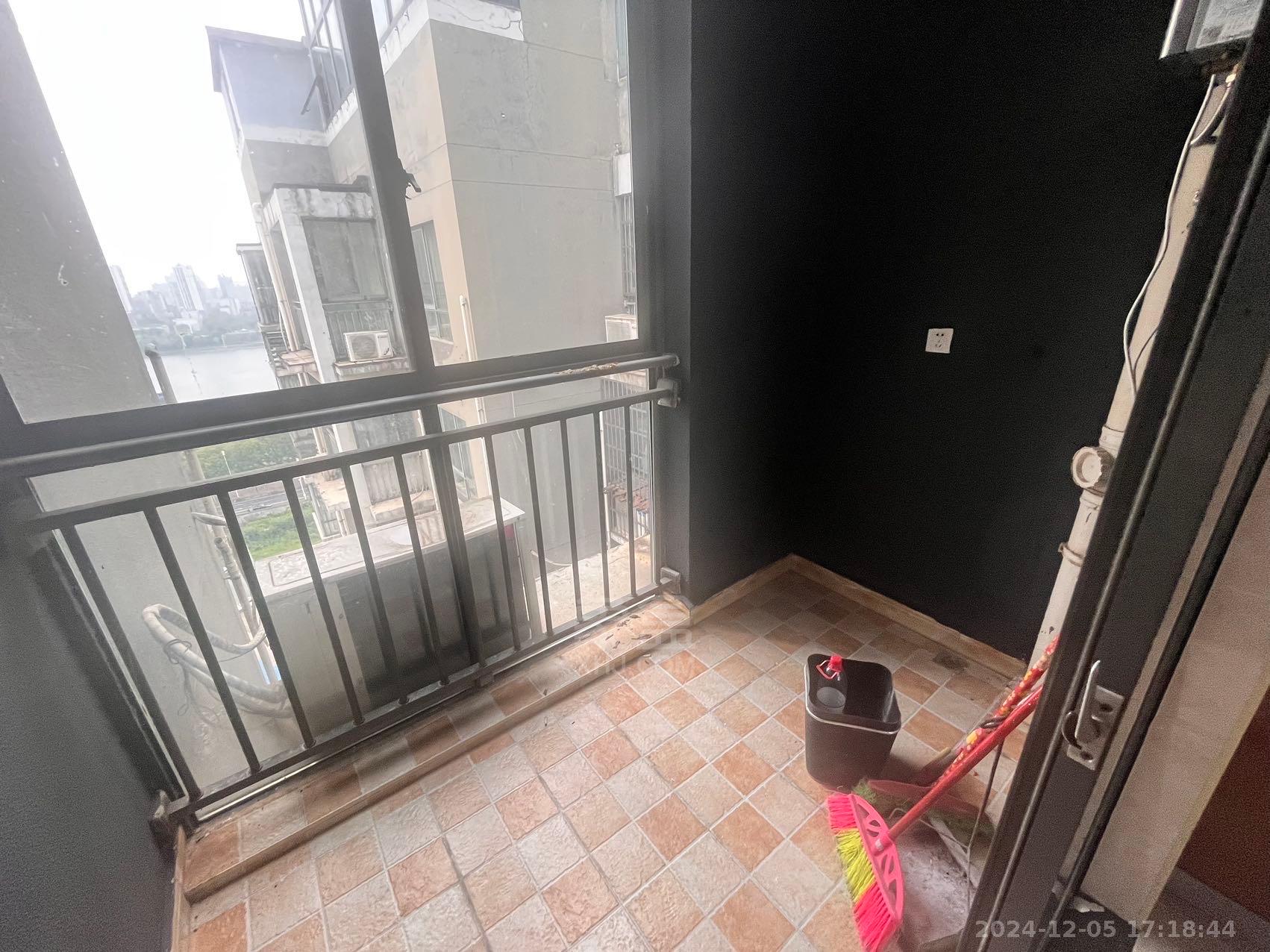 近水楼台 4室2厅2卫 1600.00元/月 近水楼台 4室2厅2卫 1600.00元/月室内图