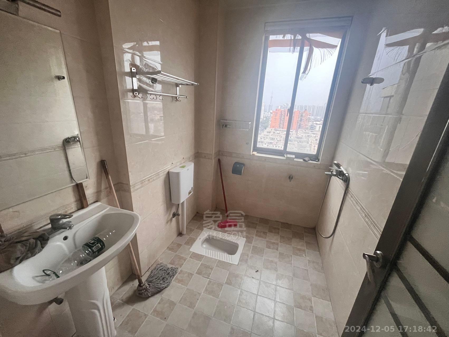 近水楼台 4室2厅2卫 1600.00元/月 近水楼台 4室2厅2卫 1600.00元/月室内图