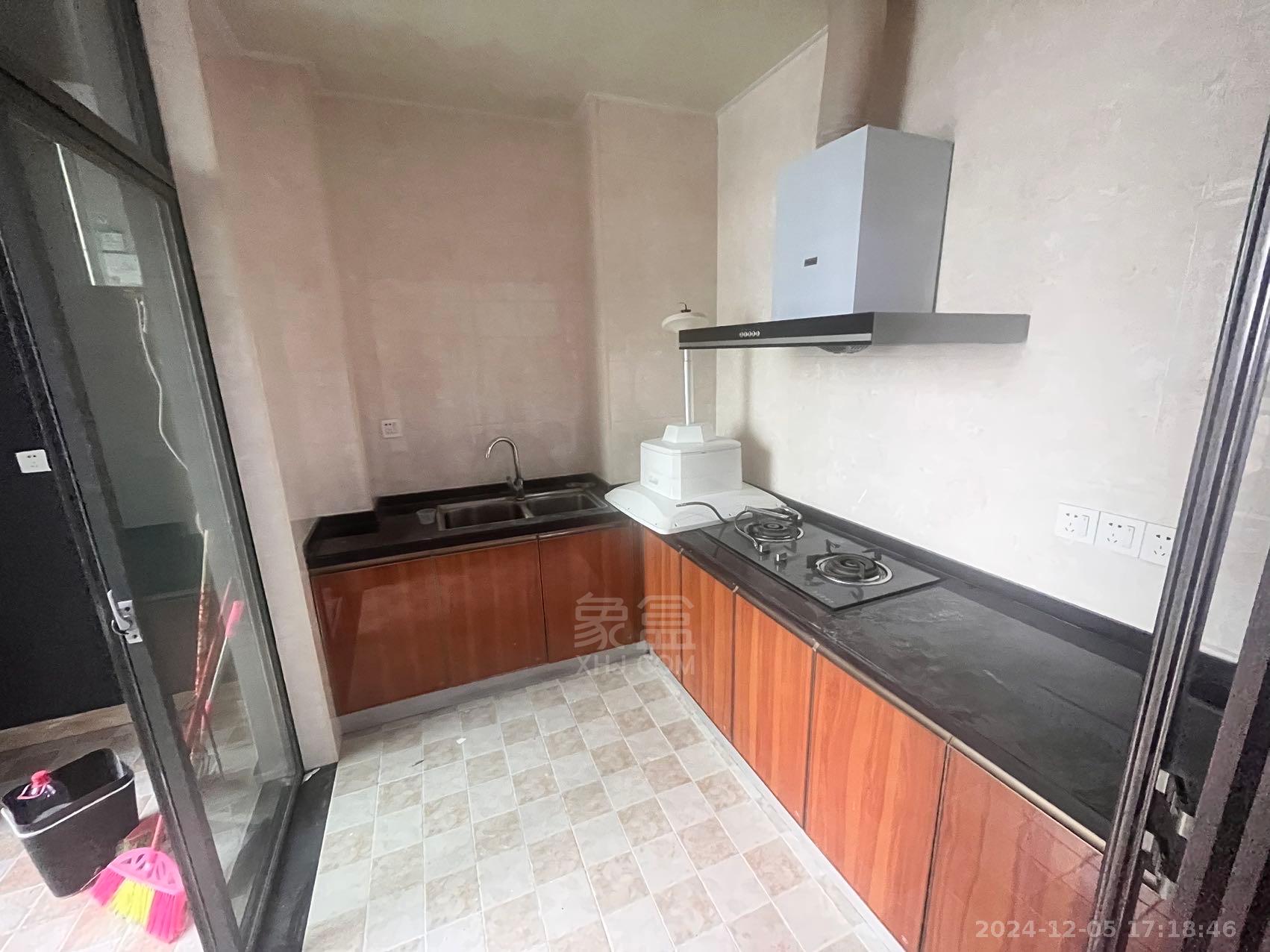 近水楼台 4室2厅2卫 1600.00元/月 近水楼台 4室2厅2卫 1600.00元/月室内图