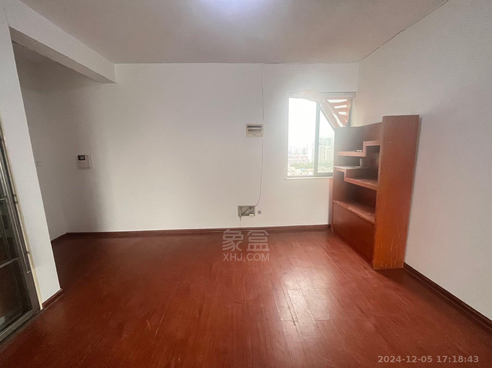 近水楼台 4室2厅2卫 1600.00元/月 近水楼台 4室2厅2卫 1600.00元/月室内图