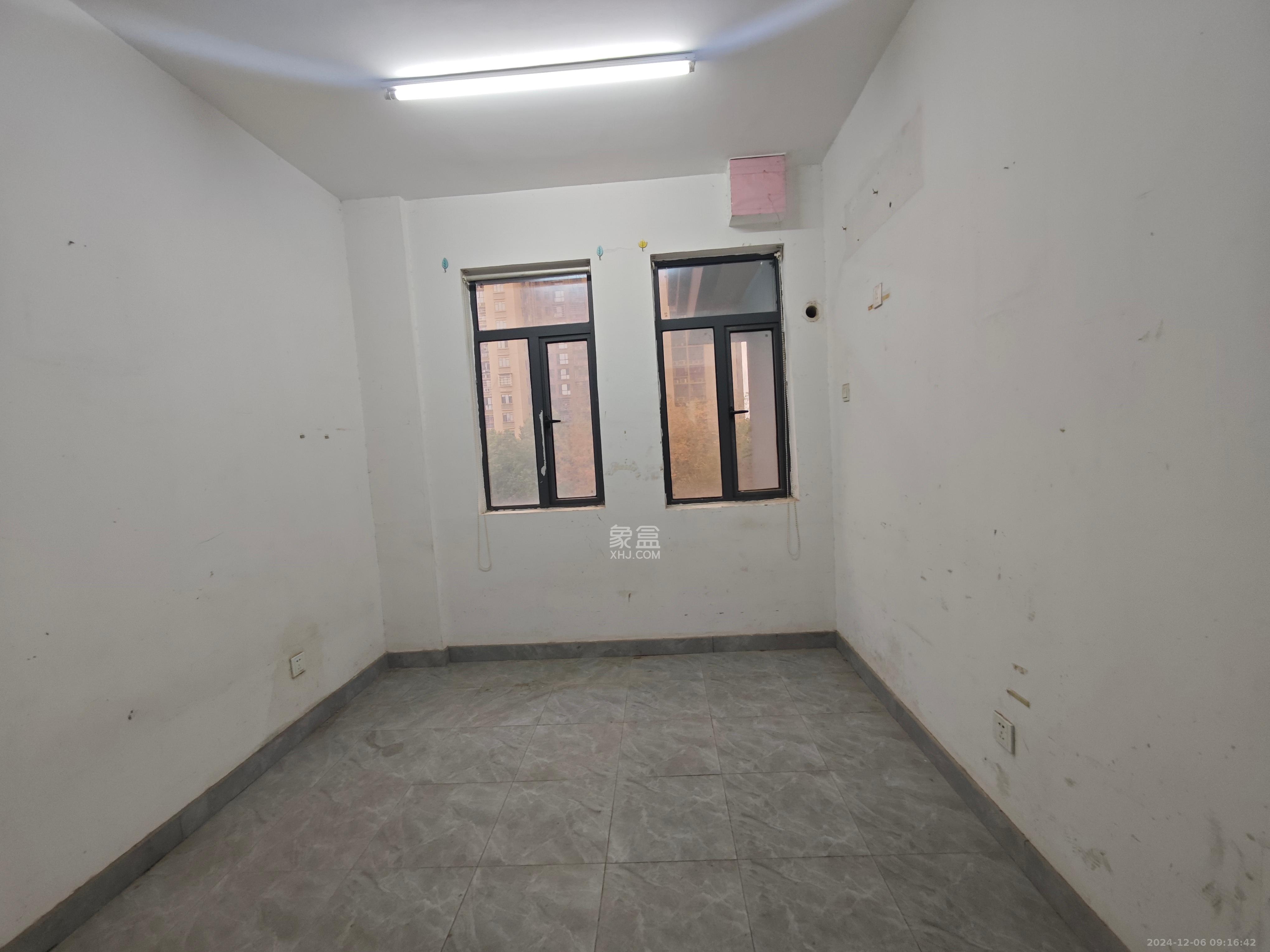 悦湖山 4室2厅1卫 2300.0元/月 悦湖山 4室2厅1卫 2300.0元/月室内图