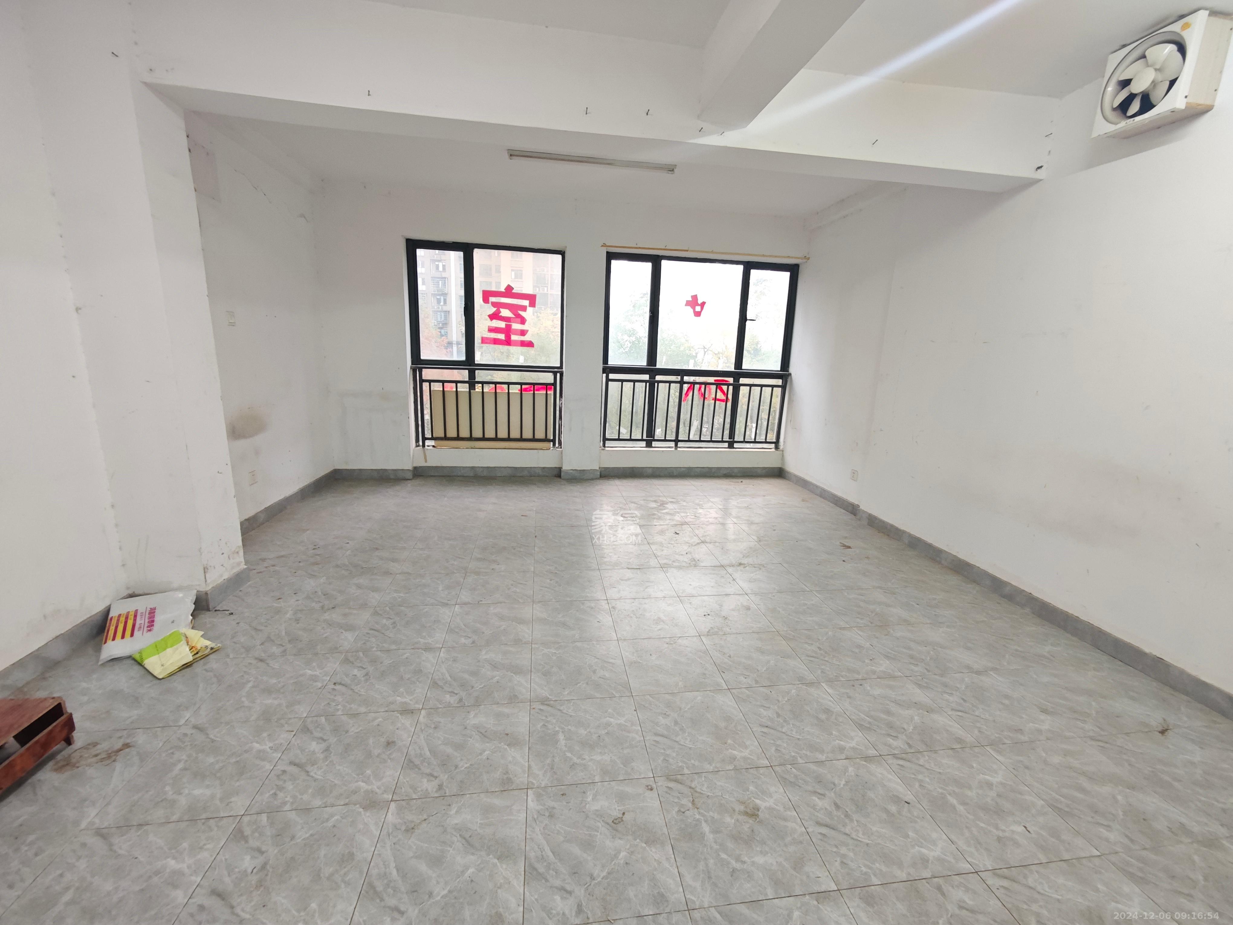 悦湖山 4室2厅1卫 2300.0元/月 悦湖山 4室2厅1卫 2300.0元/月室内图