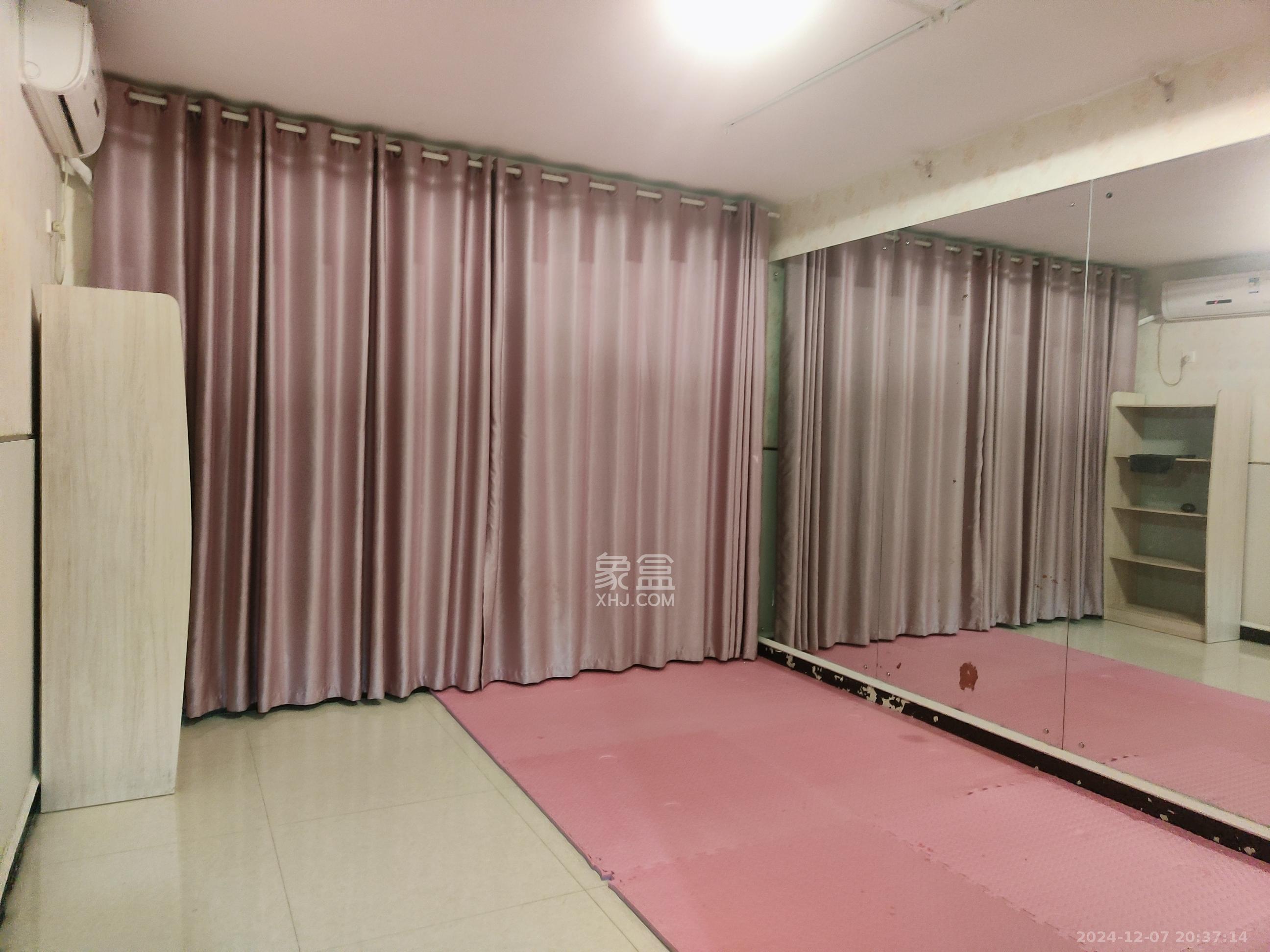 麓谷公馆(涉外国际公馆) 4室2厅2卫 3500.0元/月 麓谷公馆(涉外国际公馆) 4室2厅2卫 3500.0元/月室内图