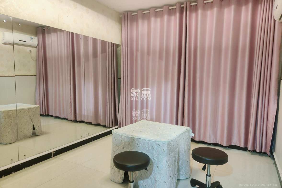 麓谷公馆(涉外国际公馆) 4室2厅2卫 3500.0元/月 麓谷公馆(涉外国际公馆) 4室2厅2卫 3500.0元/月室内图