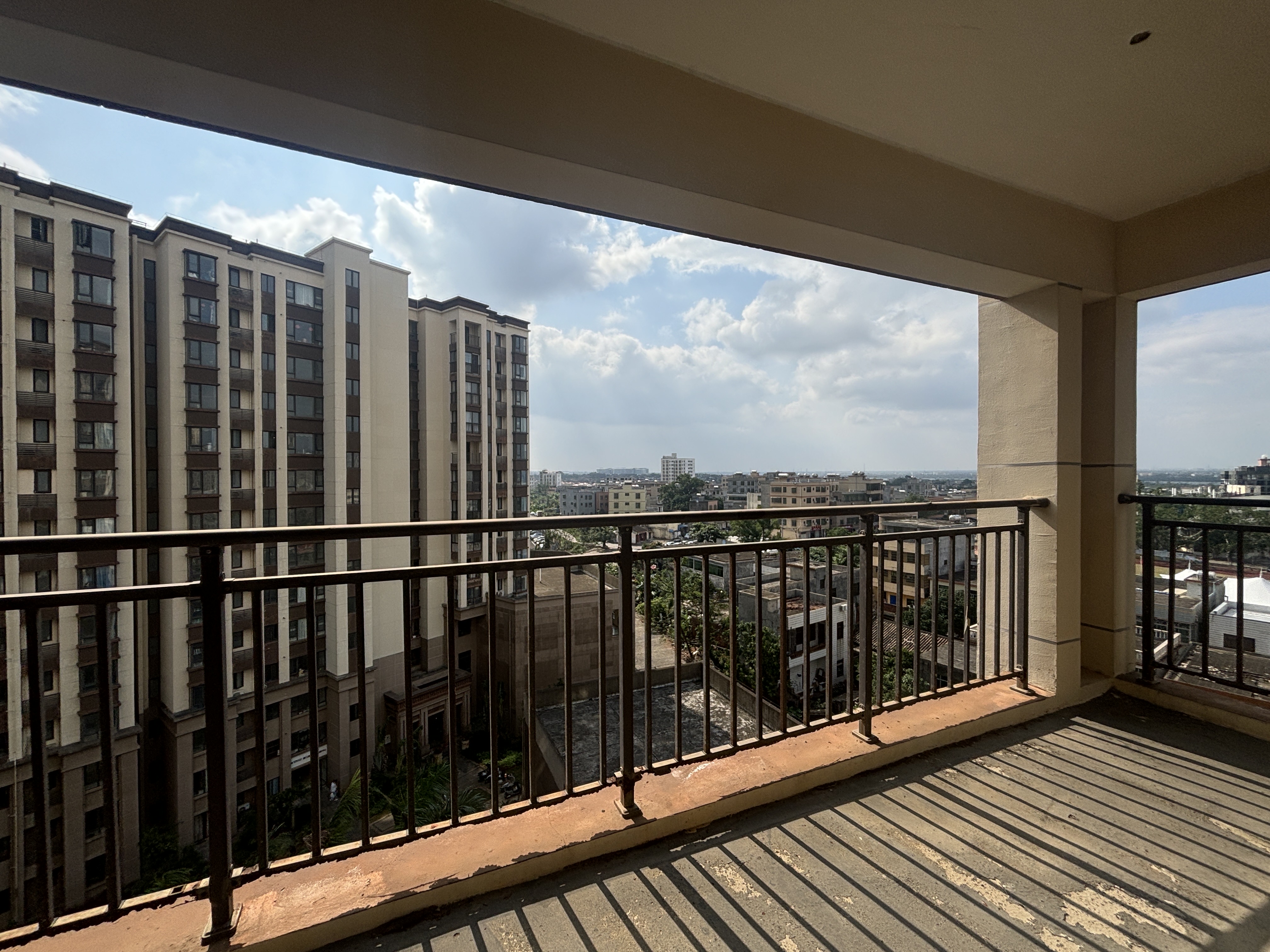 绿地城逸园  3室2厅2卫    112.0万 绿地城逸园  3室2厅2卫    112.0万客厅