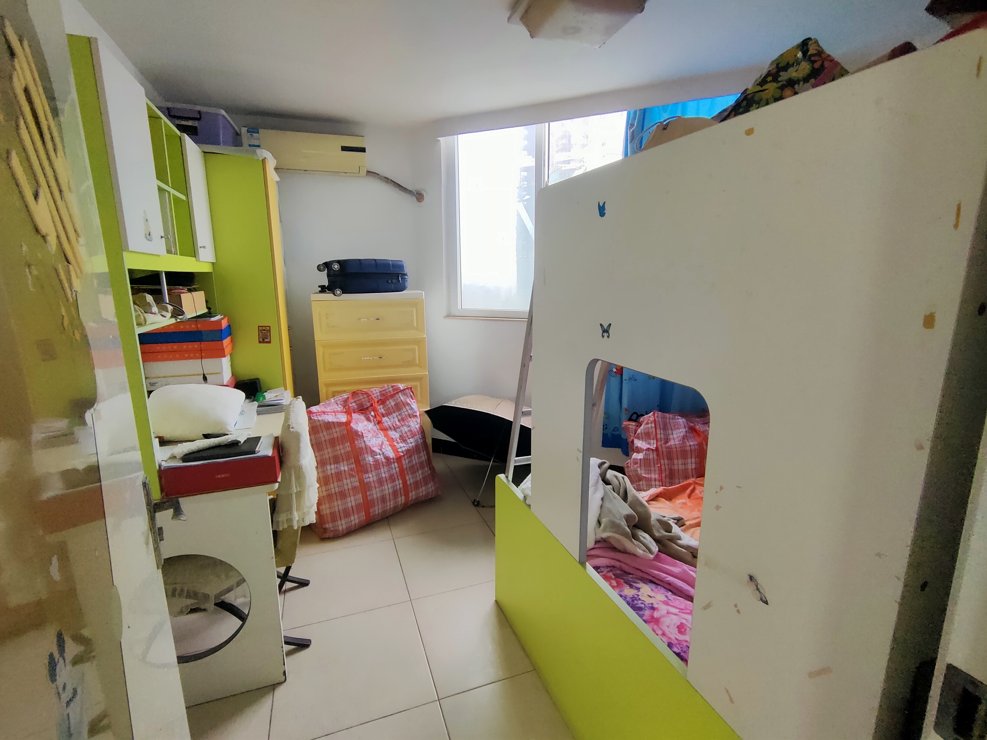 金海大厦(海秀西路) 2室2厅1卫 98.0万 金海大厦(海秀西路) 2室2厅1卫 98.0万客厅