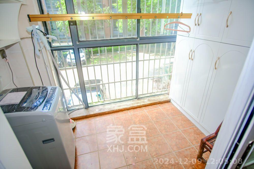 山水湾  3室2厅2卫   1800.00元/月室内图