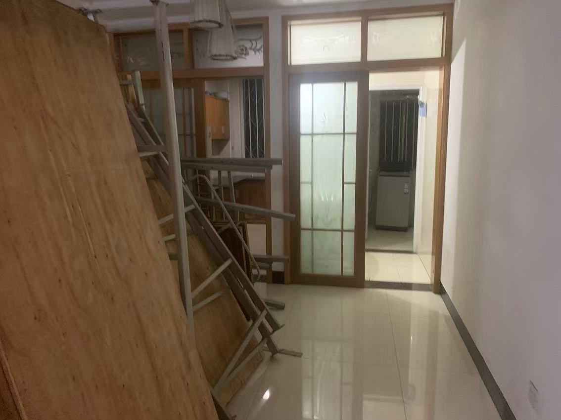 桂苑新村  4室2厅2卫   1800.00元/月室内图