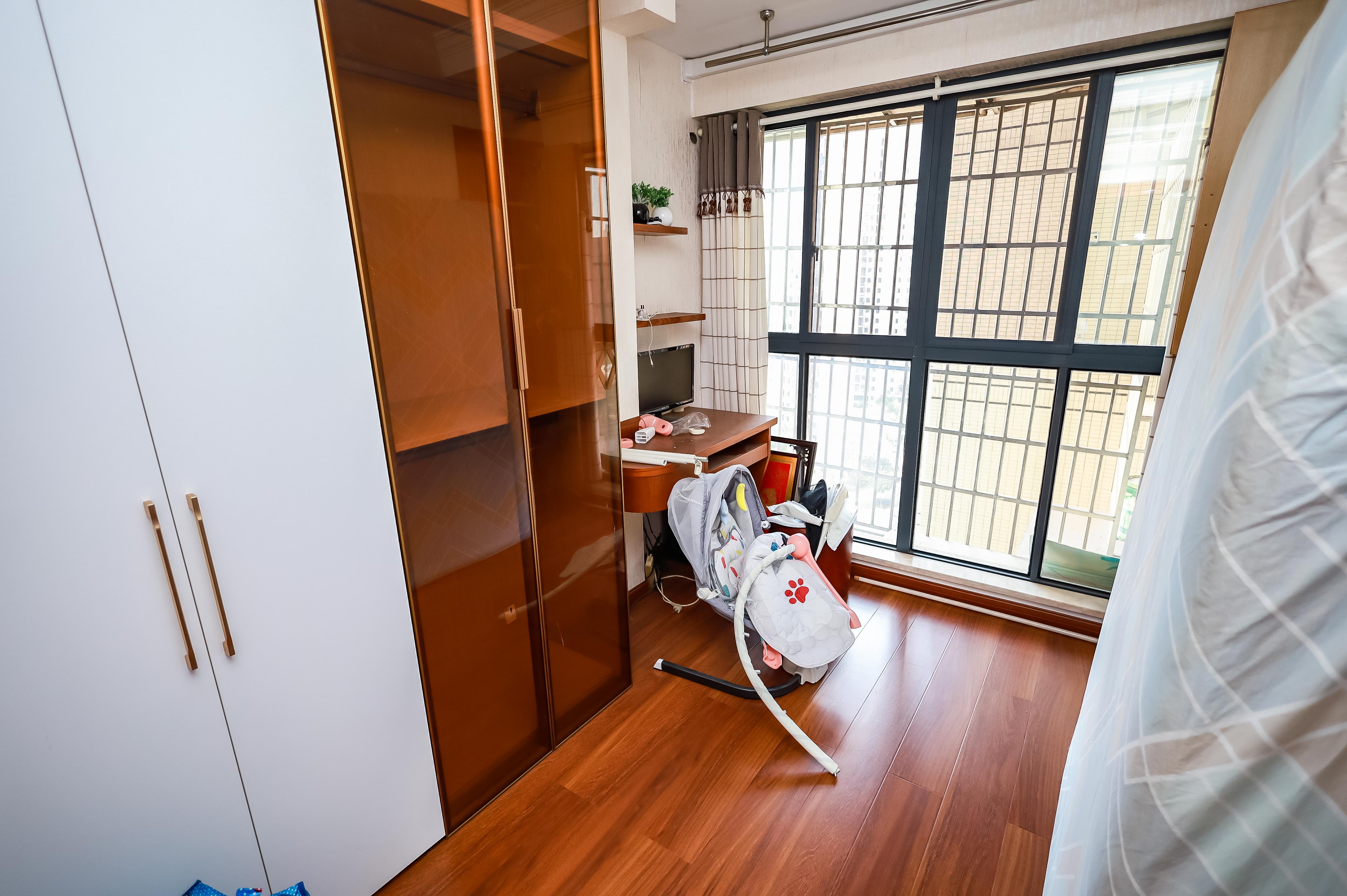 盛世耀凯  4室2厅2卫   180.00万卧室