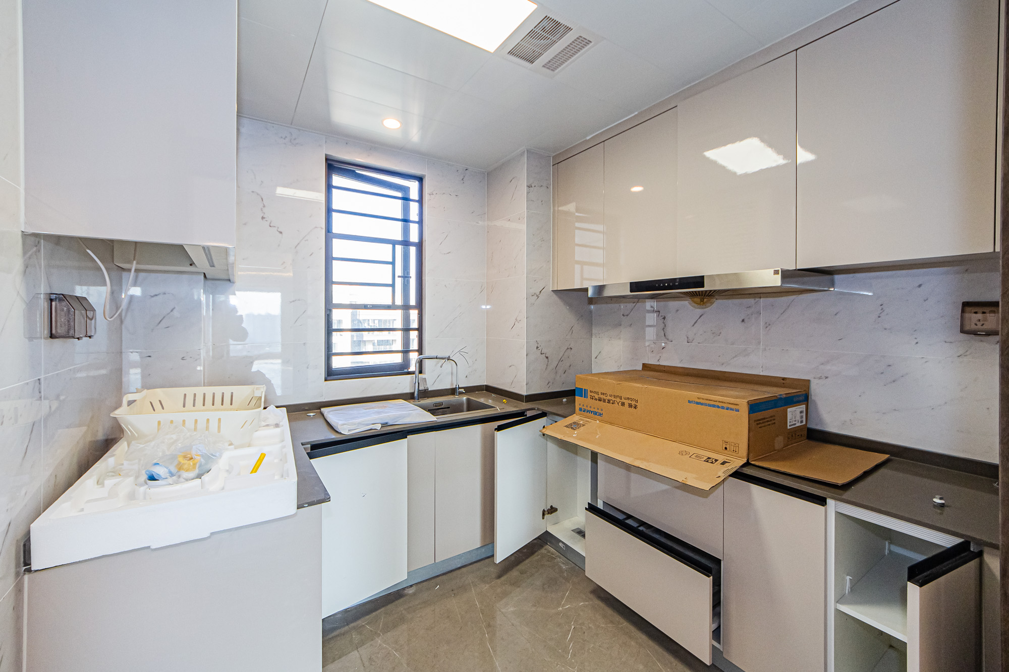 龙湖春江天玺 4室2厅2卫 170.0万 龙湖春江天玺 4室2厅2卫 170.0万厨房