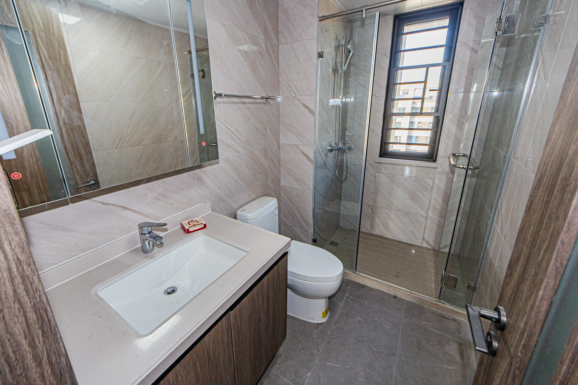 龙湖春江天玺 4室2厅2卫 170.0万 龙湖春江天玺 4室2厅2卫 170.0万卫生间