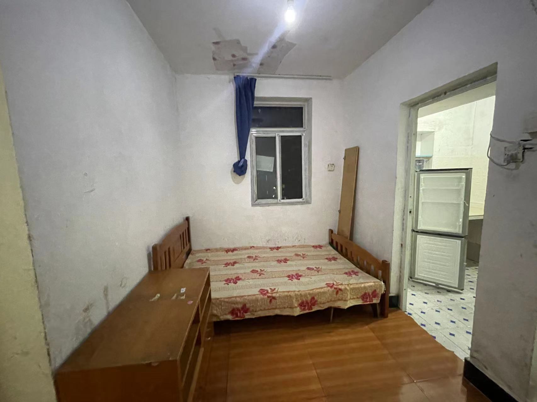 红旗区四片  1室1厅1卫    1300.0元/月室内图