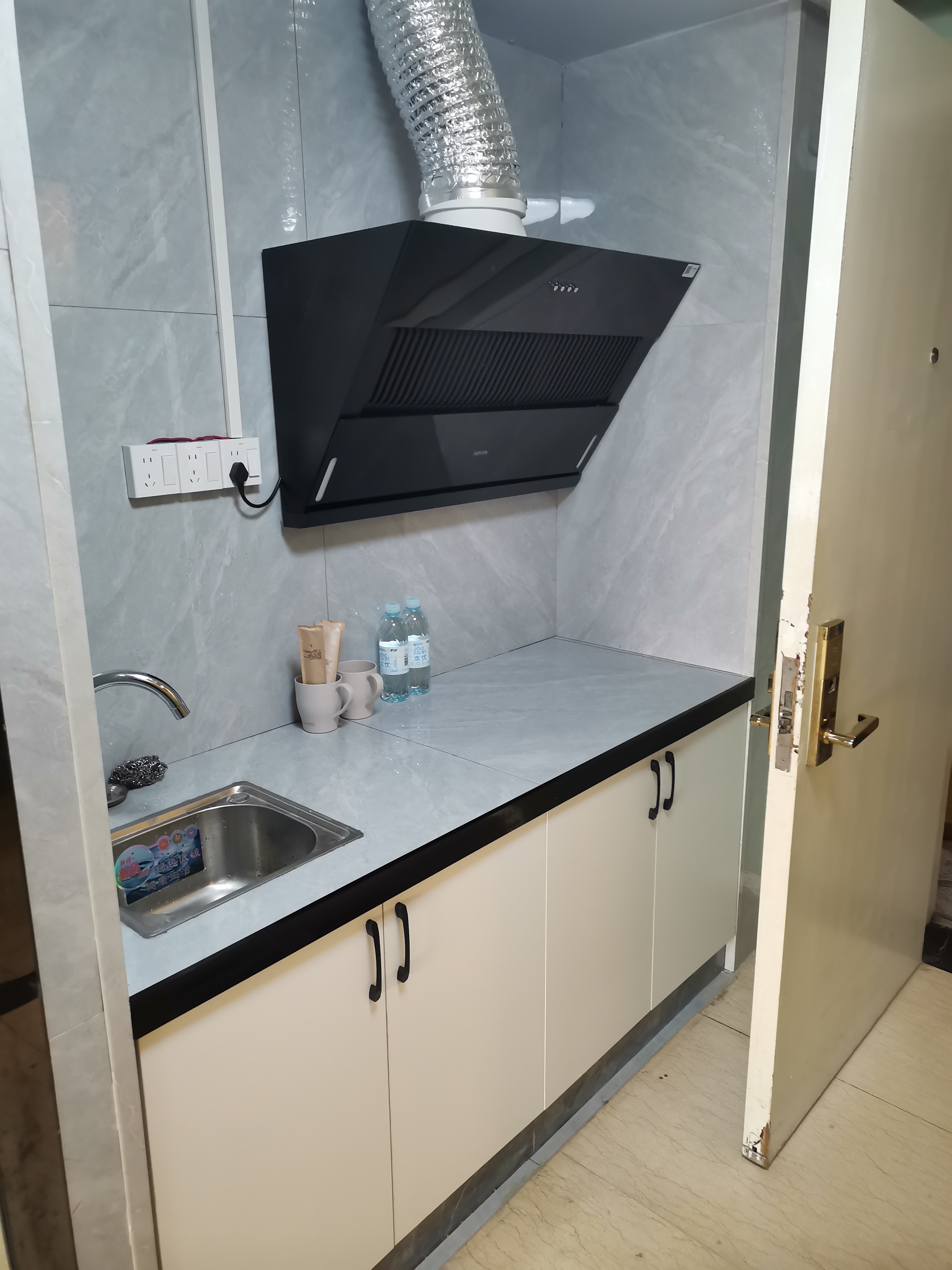 财智公馆大厦(瑞士国际酒店) 1室1厅1卫 1400.0元/月 财智公馆大厦(瑞士国际酒店) 1室1厅1卫 1400.0元/月室内图