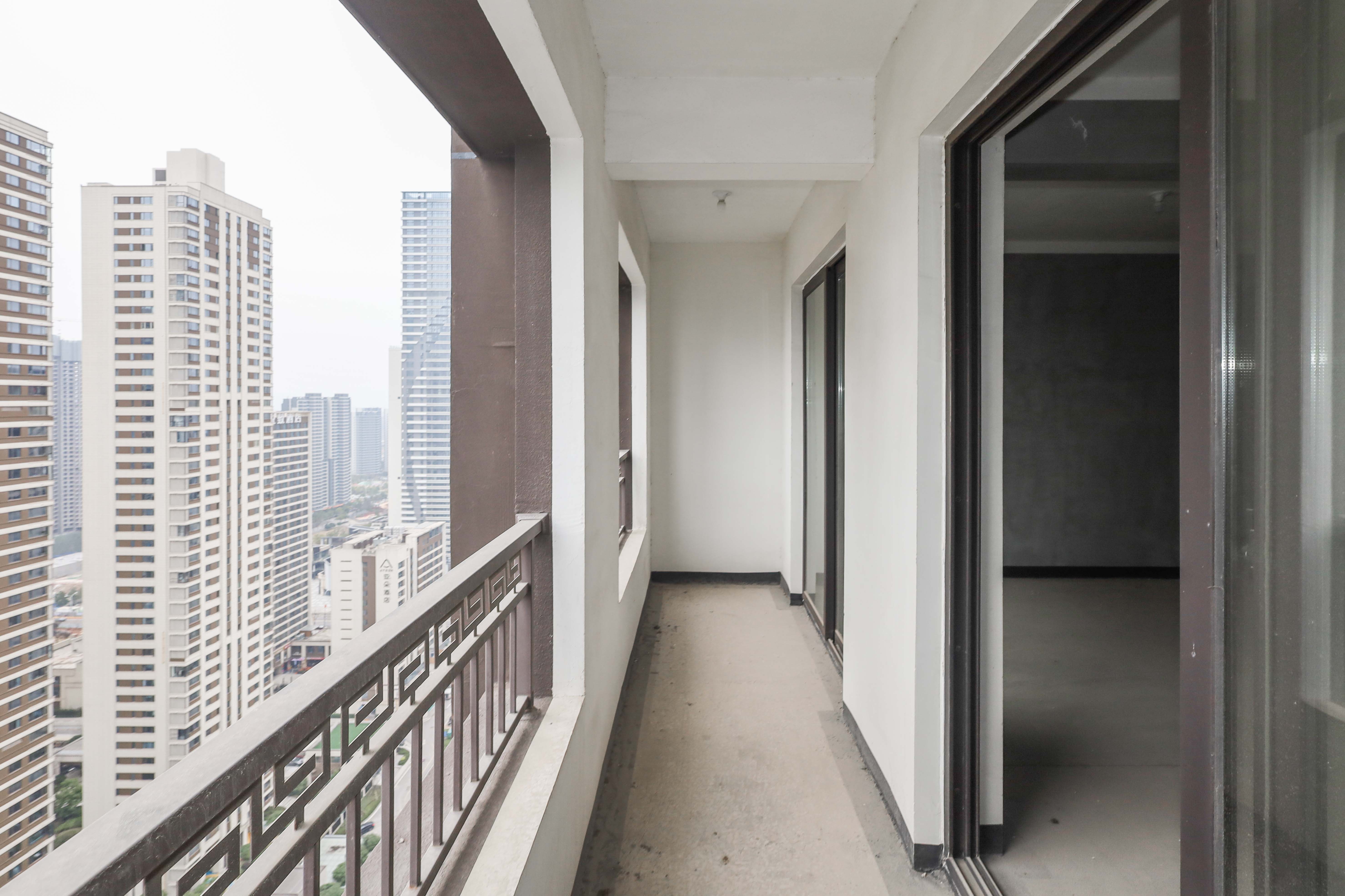建发央著  3室2厅2卫   145.00万阳台