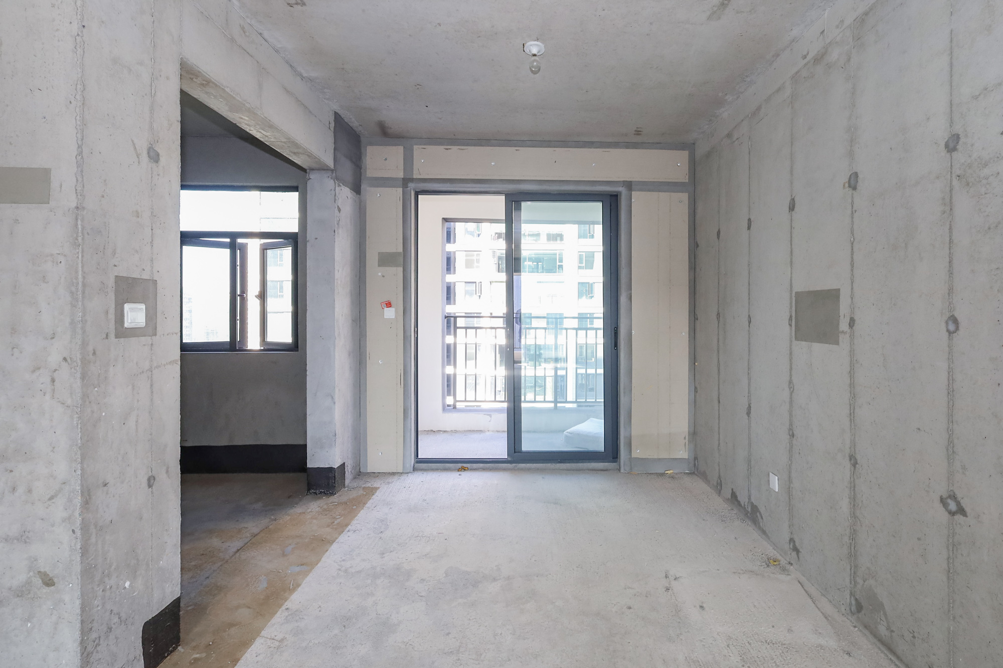 轨道中建麓江府  4室2厅2卫   220.00万其他