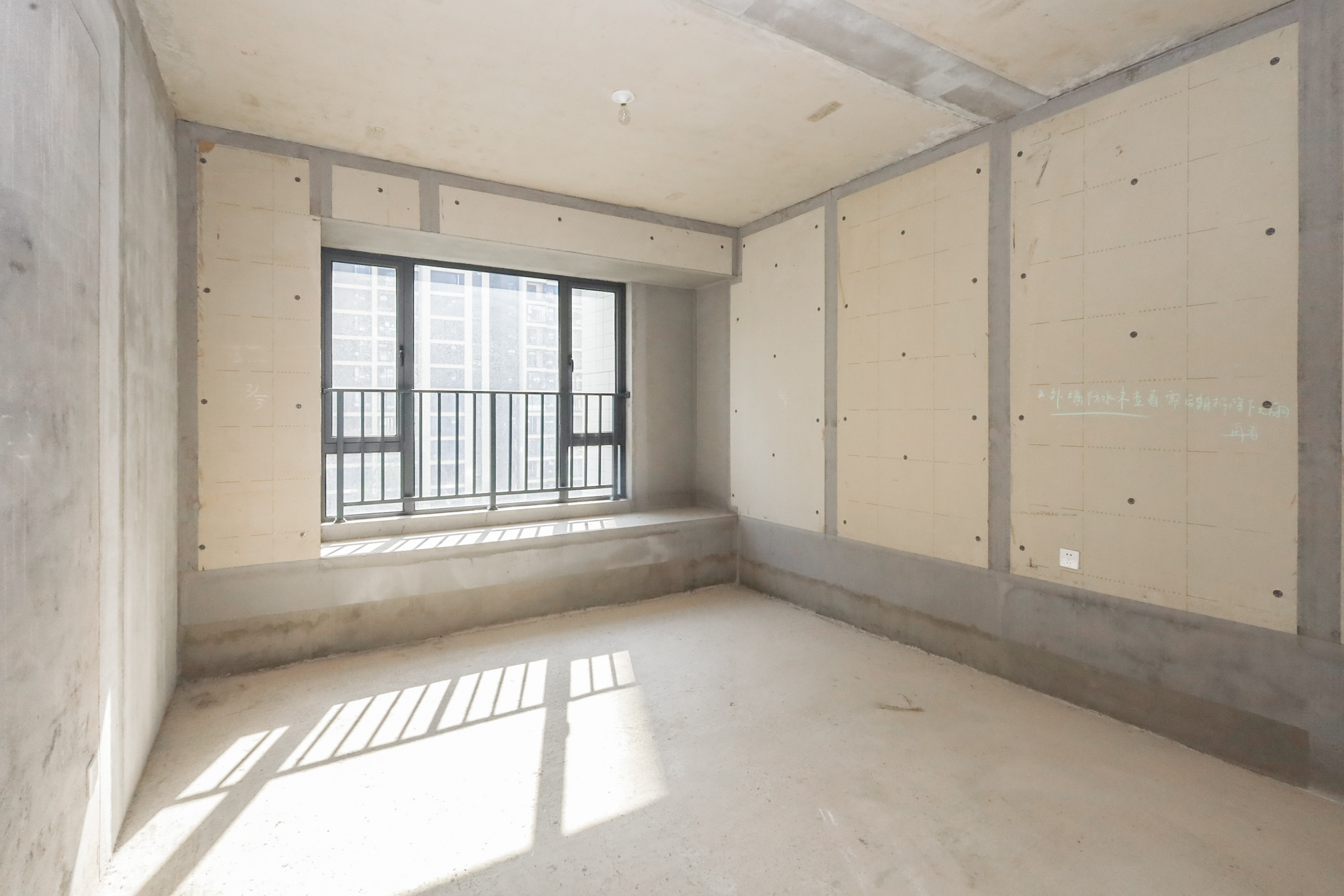 轨道中建麓江府  5室2厅3卫   315.00万卧室